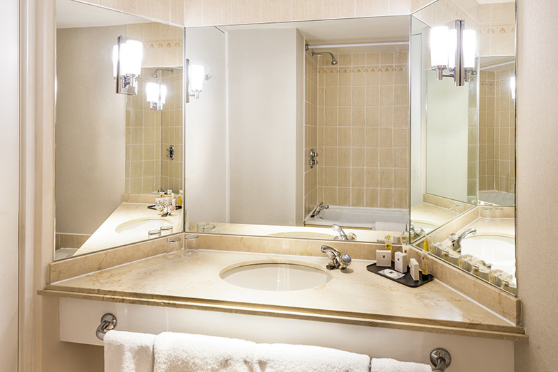 Copthorne Hotel Plymouth-guestroom-Bathroom.jpg