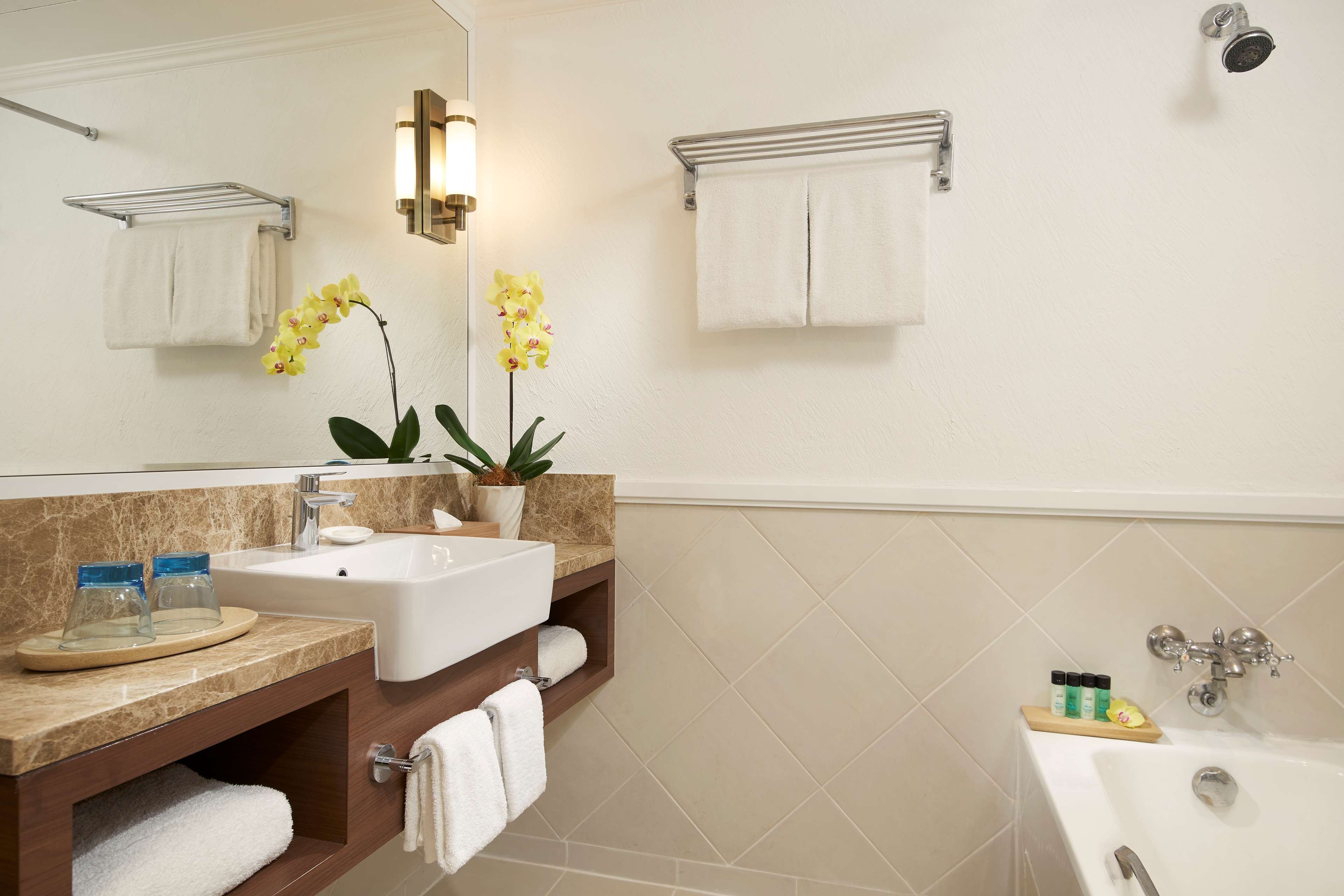 Orchard Rendezvous Hotel-guestroom-Superior Bathroom.jpg