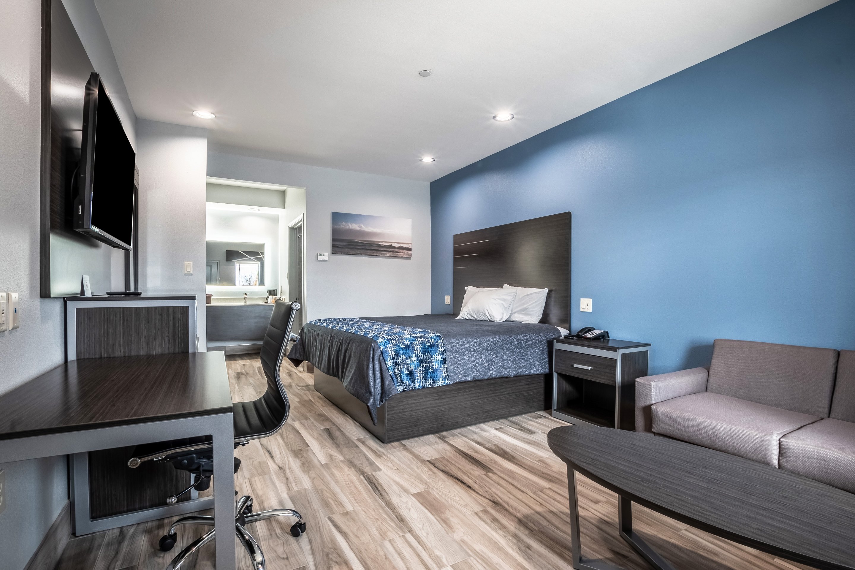SCOTTISH INNS AND SUITES KATY-guestroom-STXKTKing.jpg