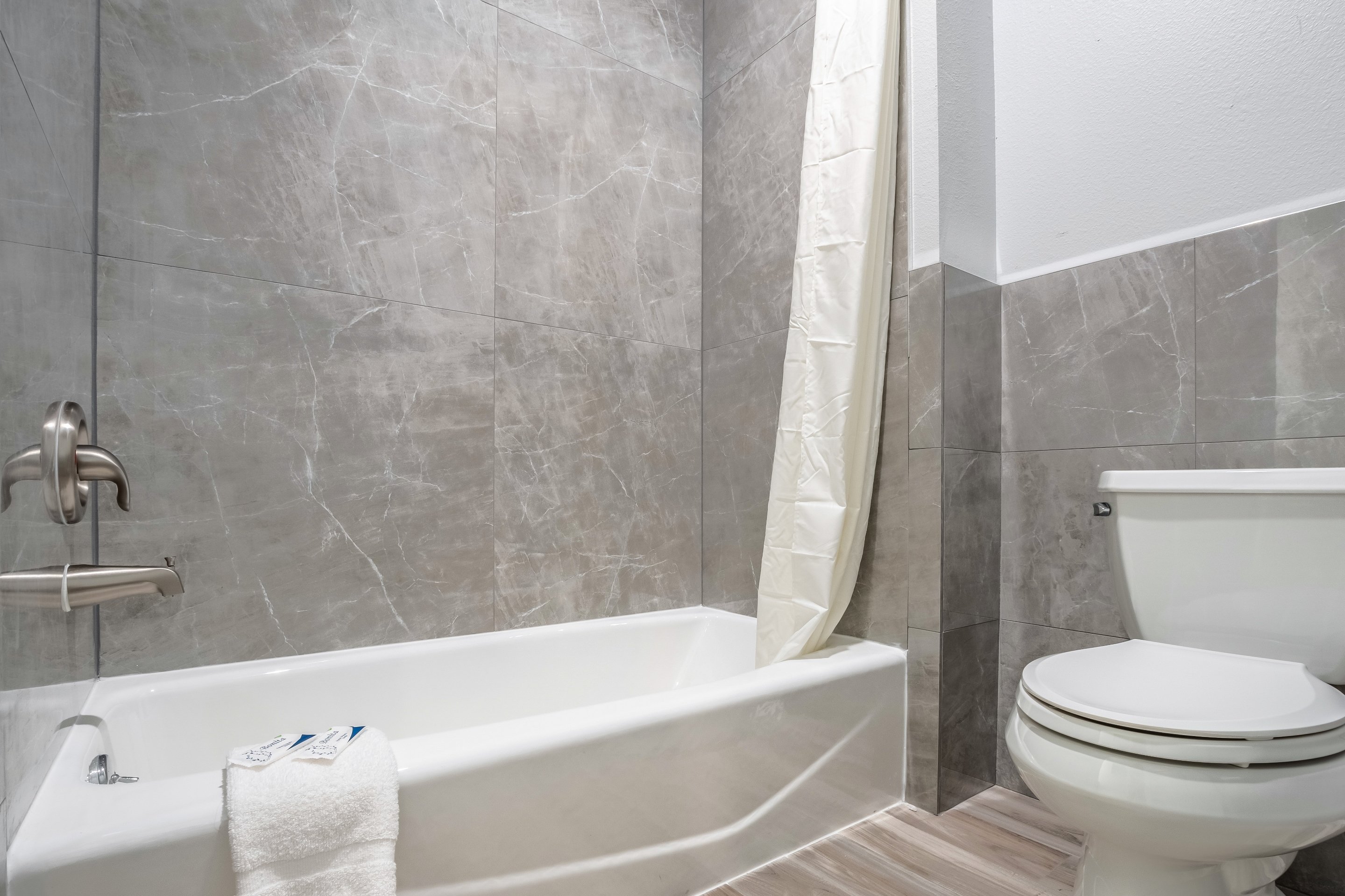 SCOTTISH INNS AND SUITES KATY-guestroom-STXKTKing Bathroom.jpg