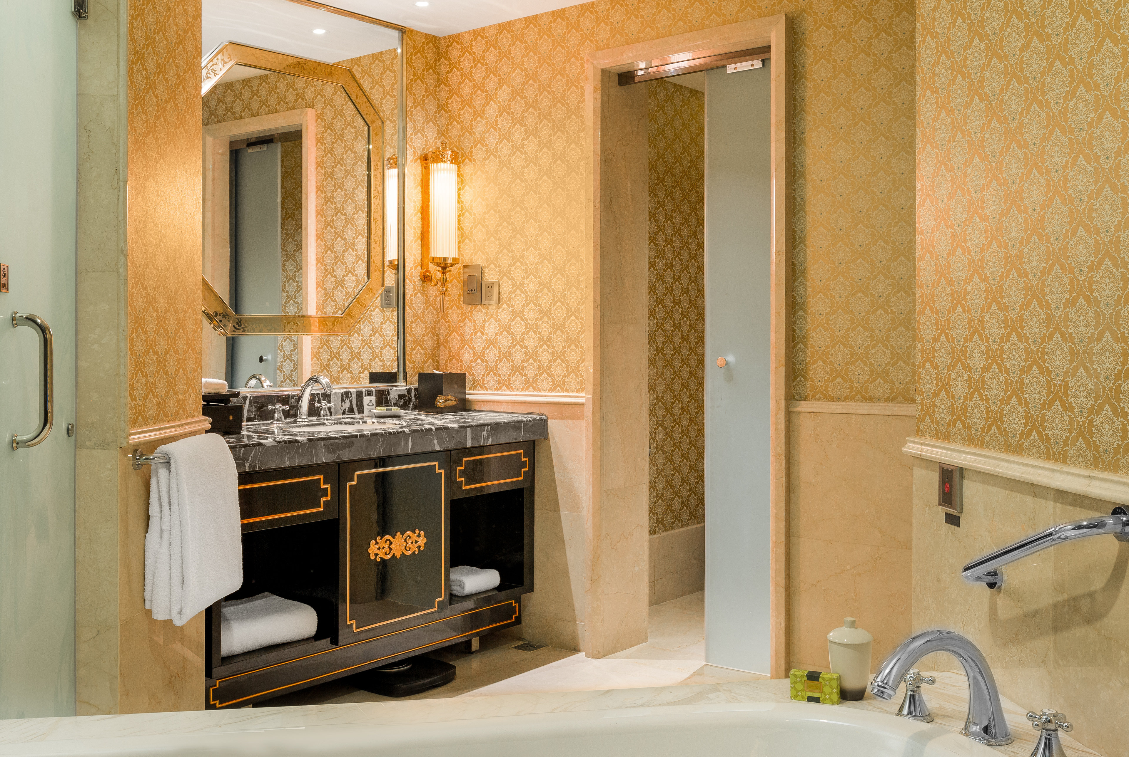 INTERCONTINENTAL RESORT LHASA BY IH-guestroom-Guest Bathroom.jpg