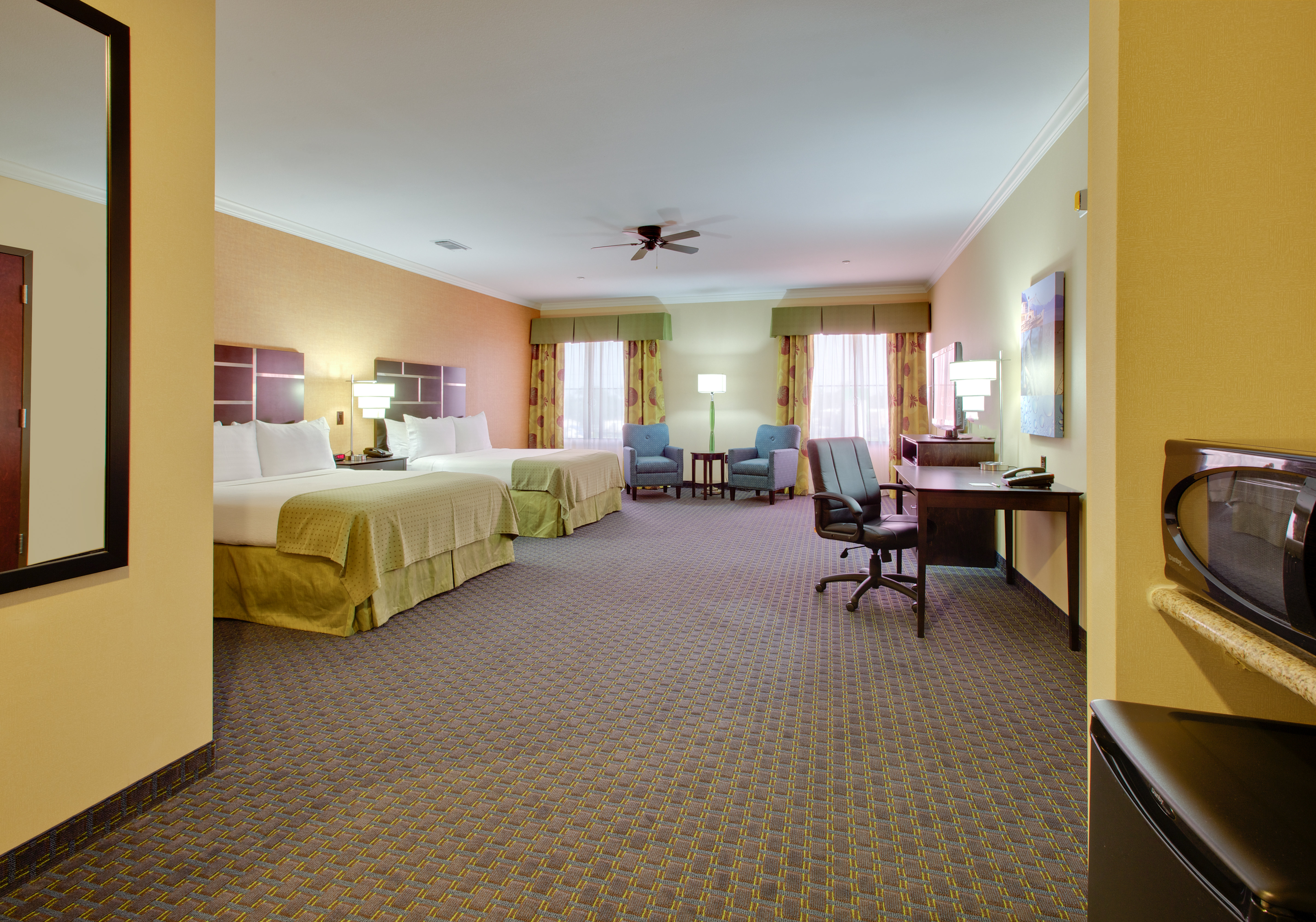 HOLIDAY INN EAST CHANNELVIEW BY IHG-guestroom-Sink Into Plush Bedding For A Peaceful Night's Rest.jpg