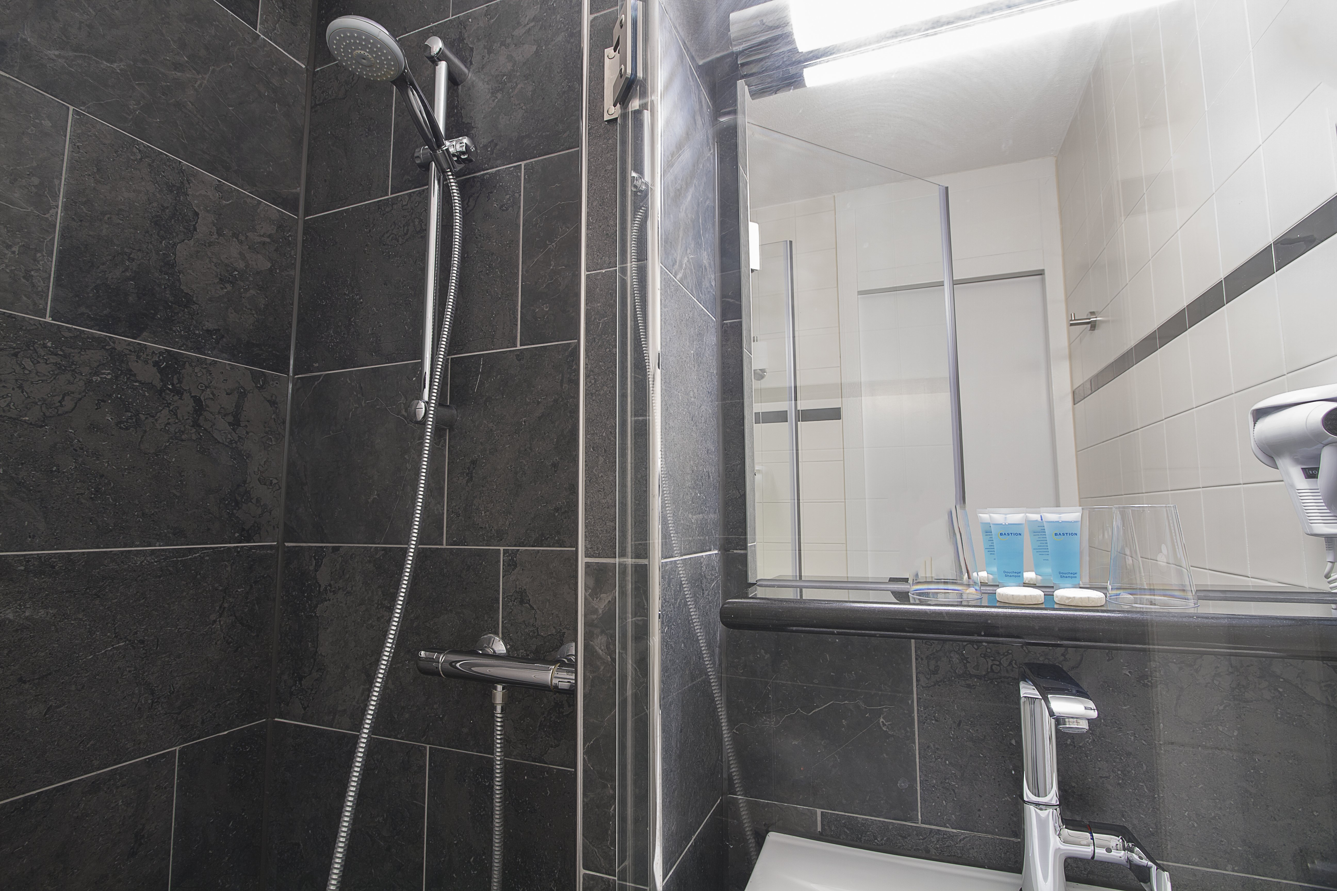 Bastion Dordrecht Papendrecht-guestroom-Bathroom (Comfort Room).jpg
