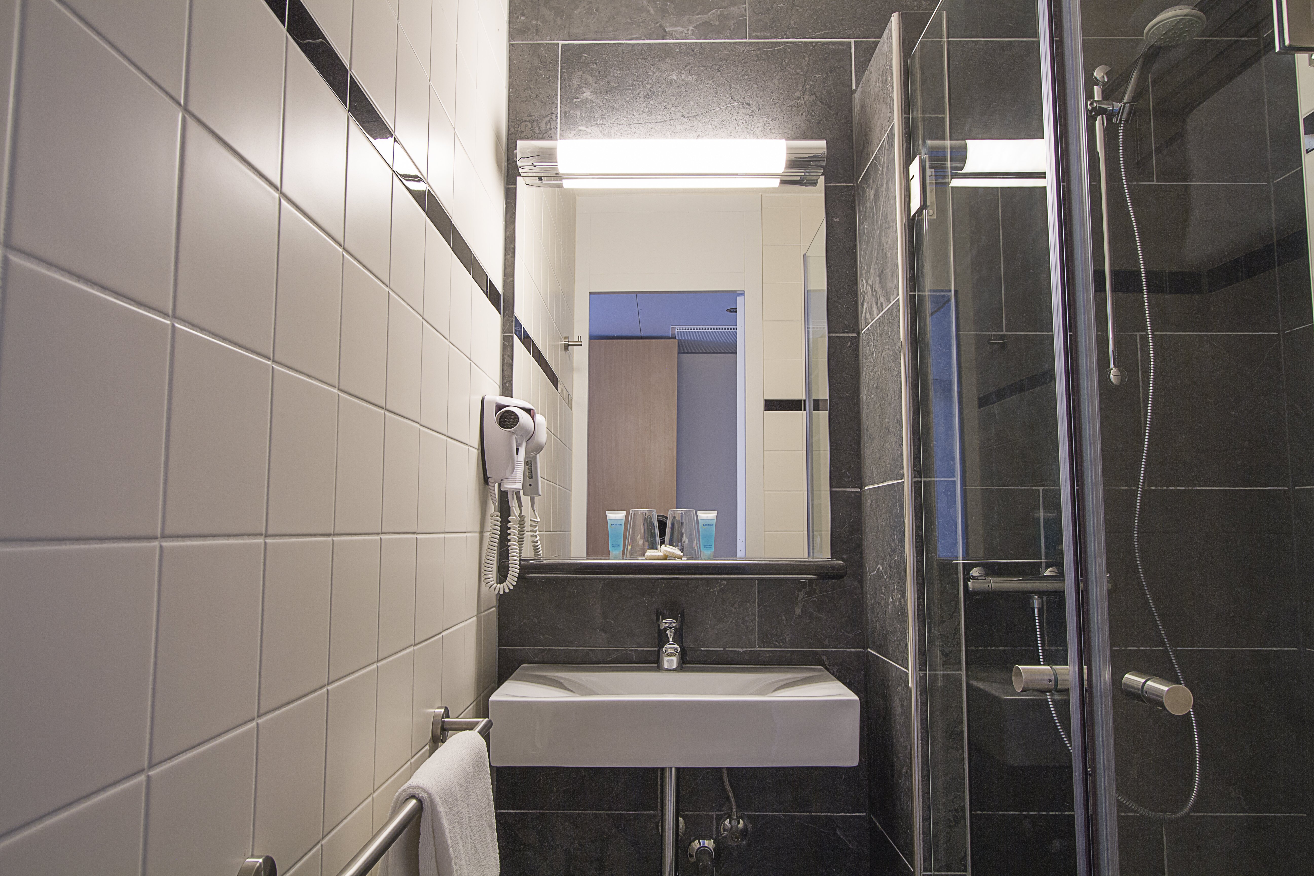 Bastion Breda-guestroom-Comfort Bathroom.jpg