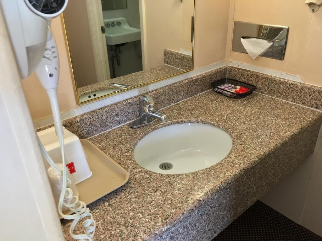 RED CARPET INN-guestroom-RPAGEBathroom.jpg