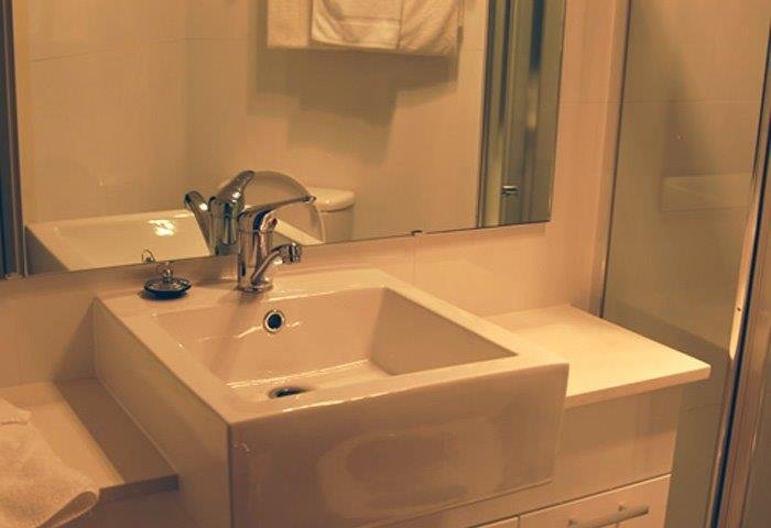 FRANCIS PHILLIP MOTOR INN-guestroom-Bathroom Sink.jpg