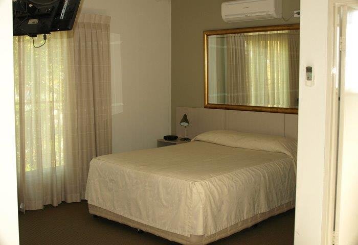 FRANCIS PHILLIP MOTOR INN-guestroom-1 Bedroom.jpg