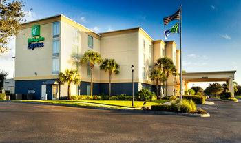 Holiday Inn Express Hotel & Suites