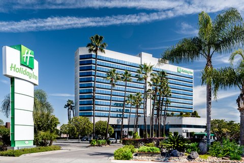 SoCal sunshine meets comfort at Holiday Inn Los Angeles Gateway.