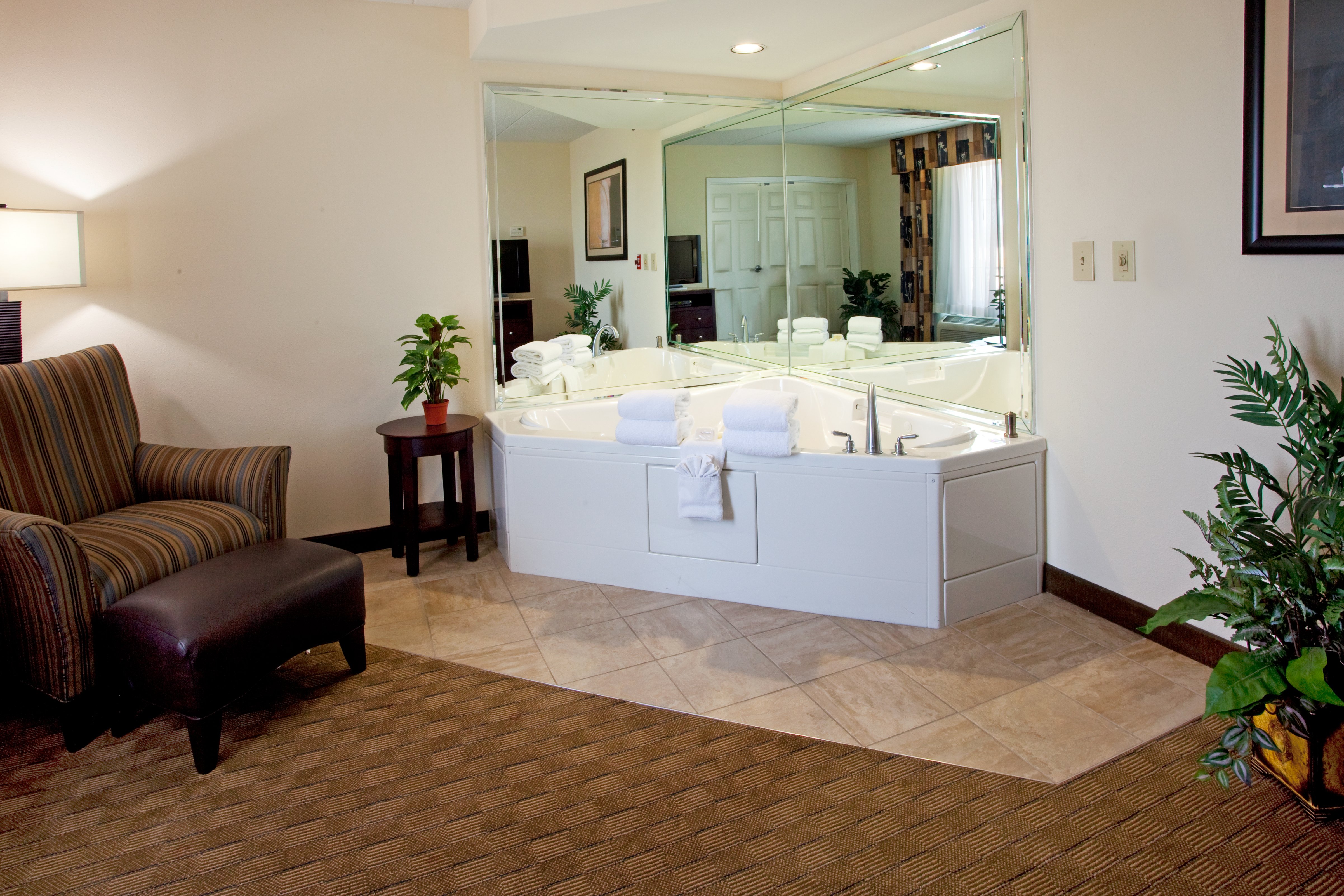 Jacuzzi Suite with Seperate King Guest Room