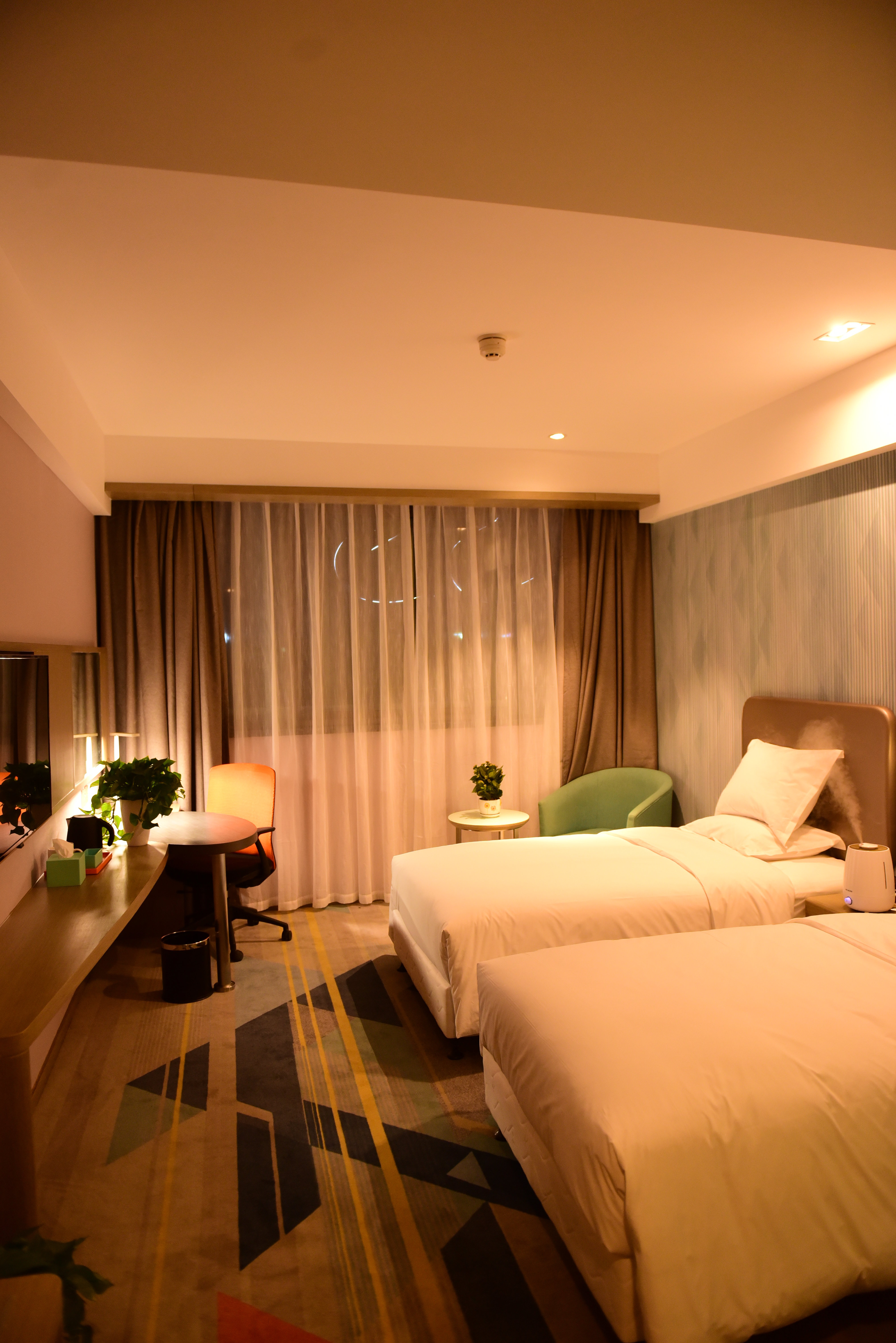 HOLIDAY INN EXP LHASA POTALA SQUARE-guestroom-Guest Room.jpg
