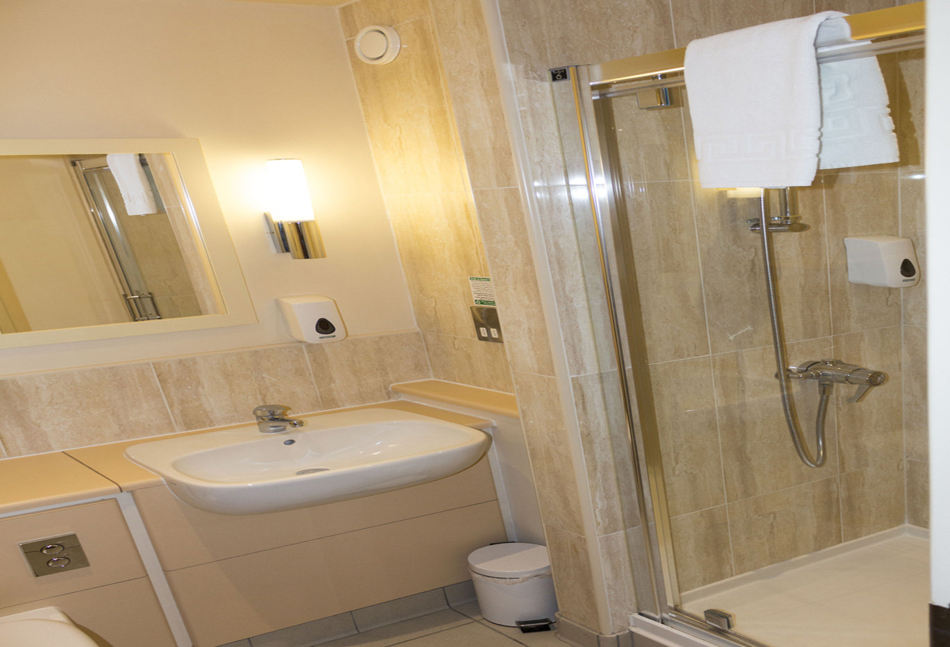 HOGS HEAD INN-guestroom-Bathroom.jpg