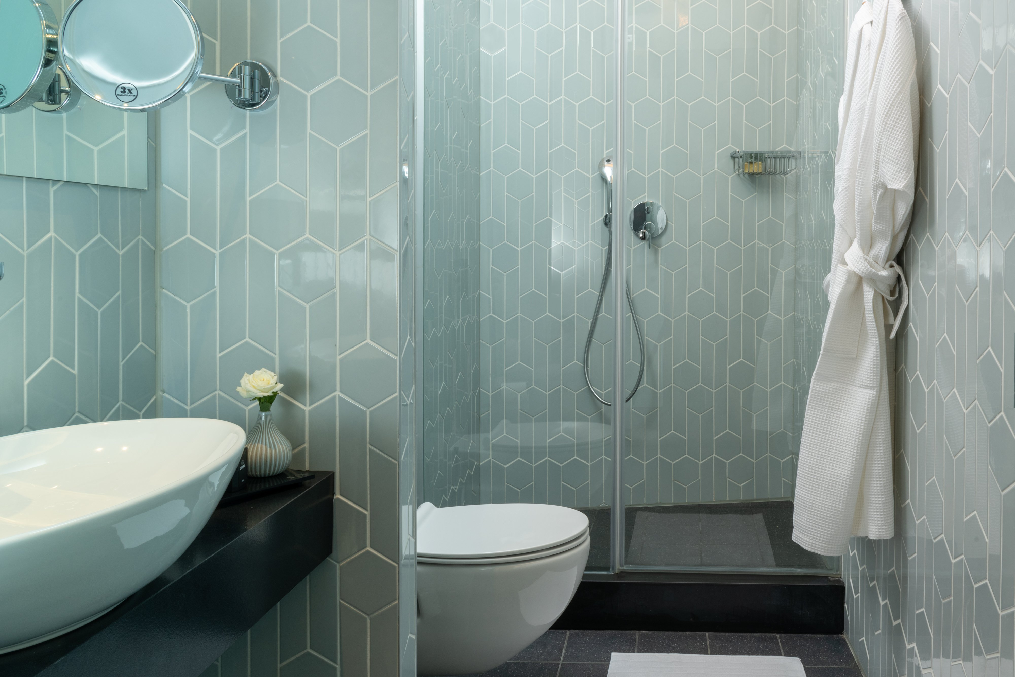 NYX HERZLIYA-guestroom-NYXHer Deluxe Room Bath Dpi.jpg