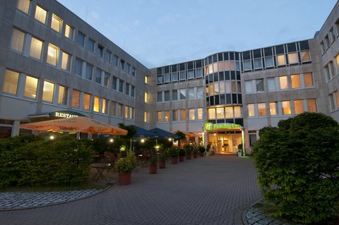 Hotel entrance with view over the summer terrace