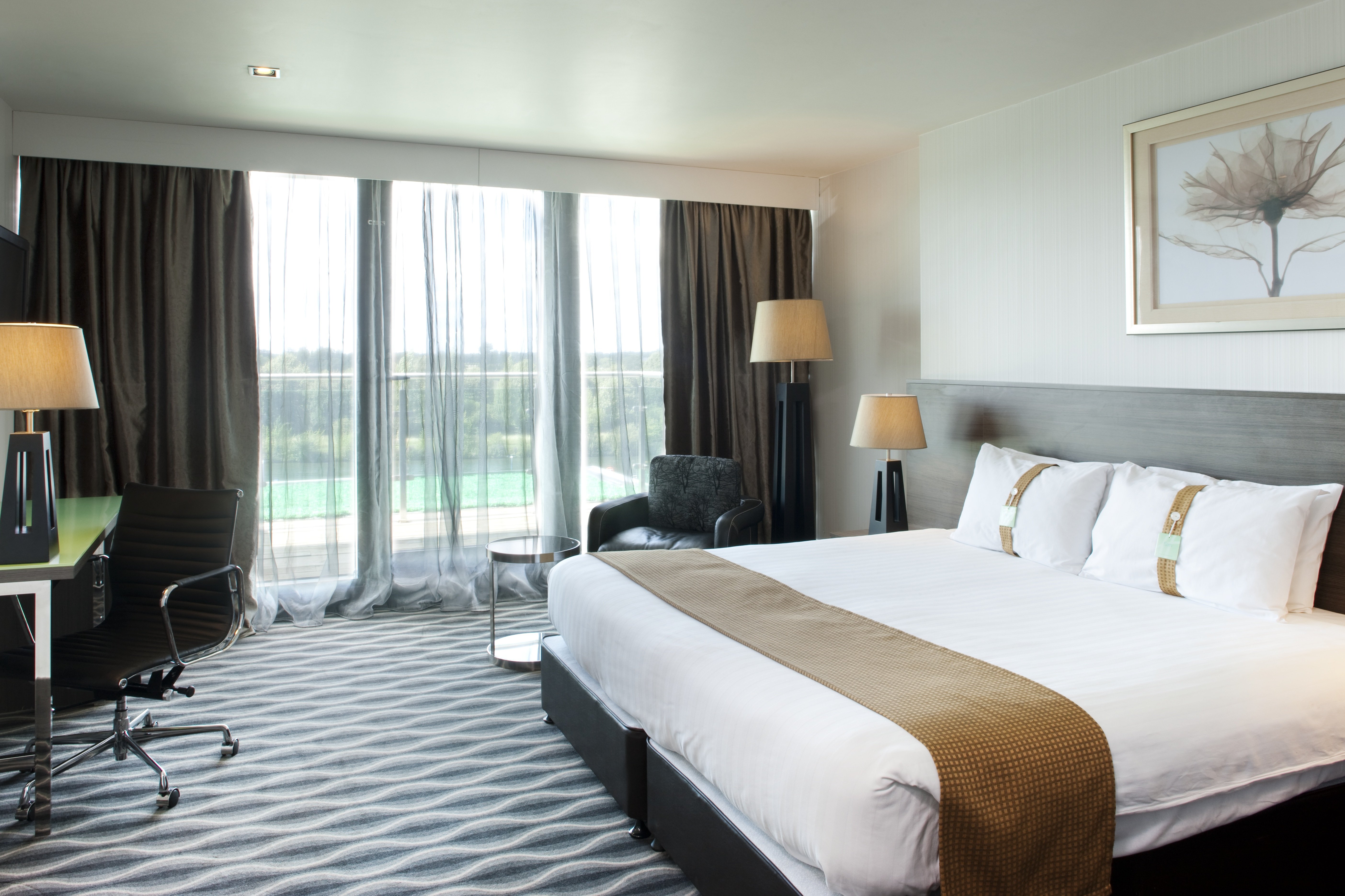 CROWNE PLAZA LONDON KINGSTON-guestroom-Executive Room.jpg