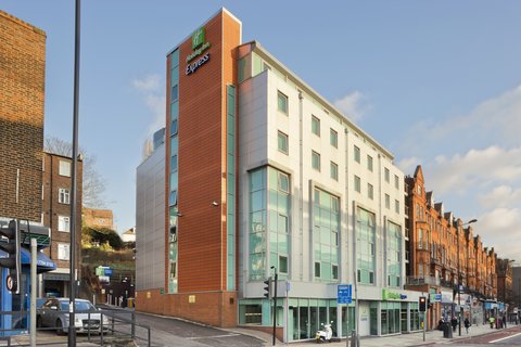 2 Minute away from the Finchley Road Station