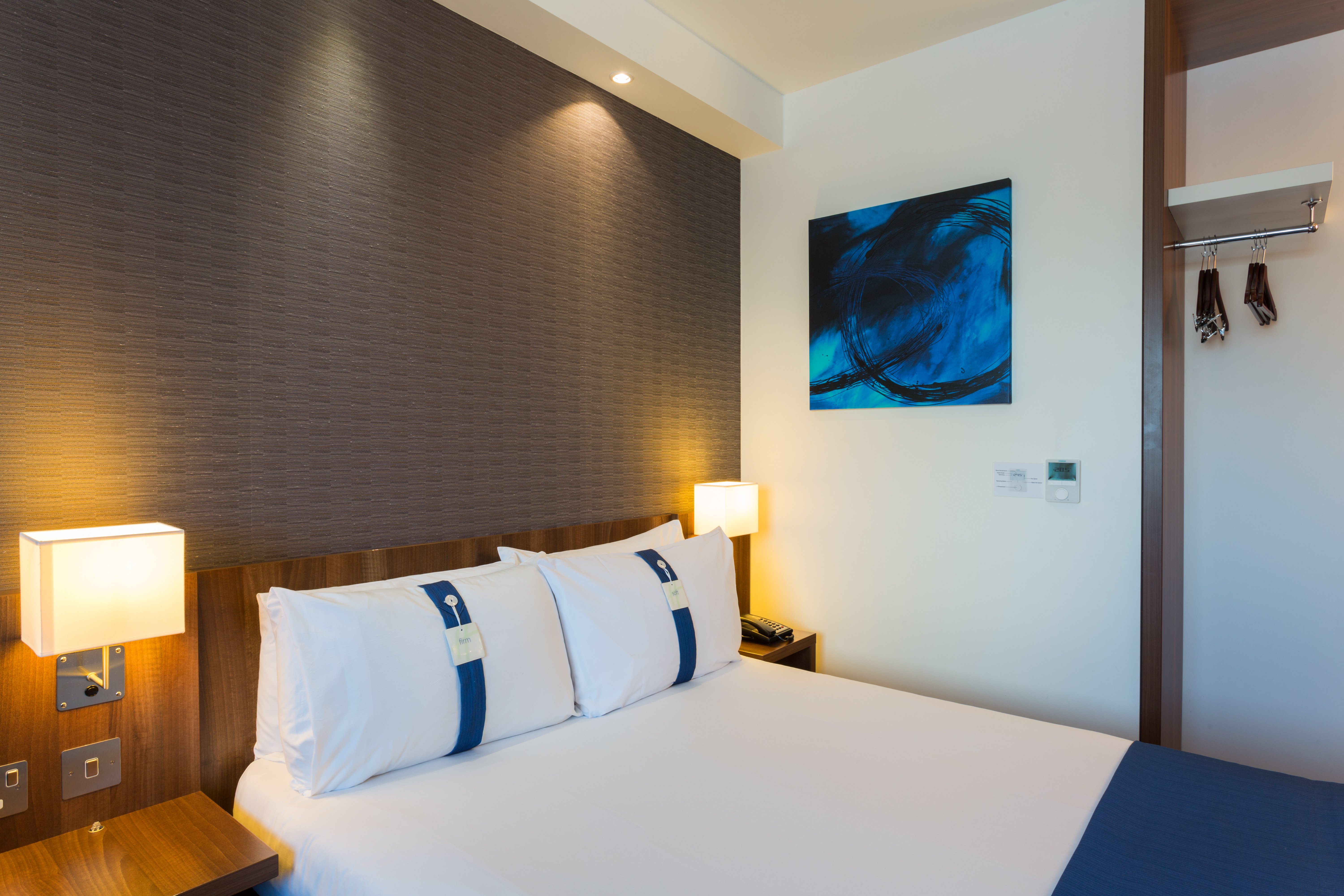 HOLIDAY INN EXPRESS HARLOW-guestroom-One Double Bed Standard.jpg