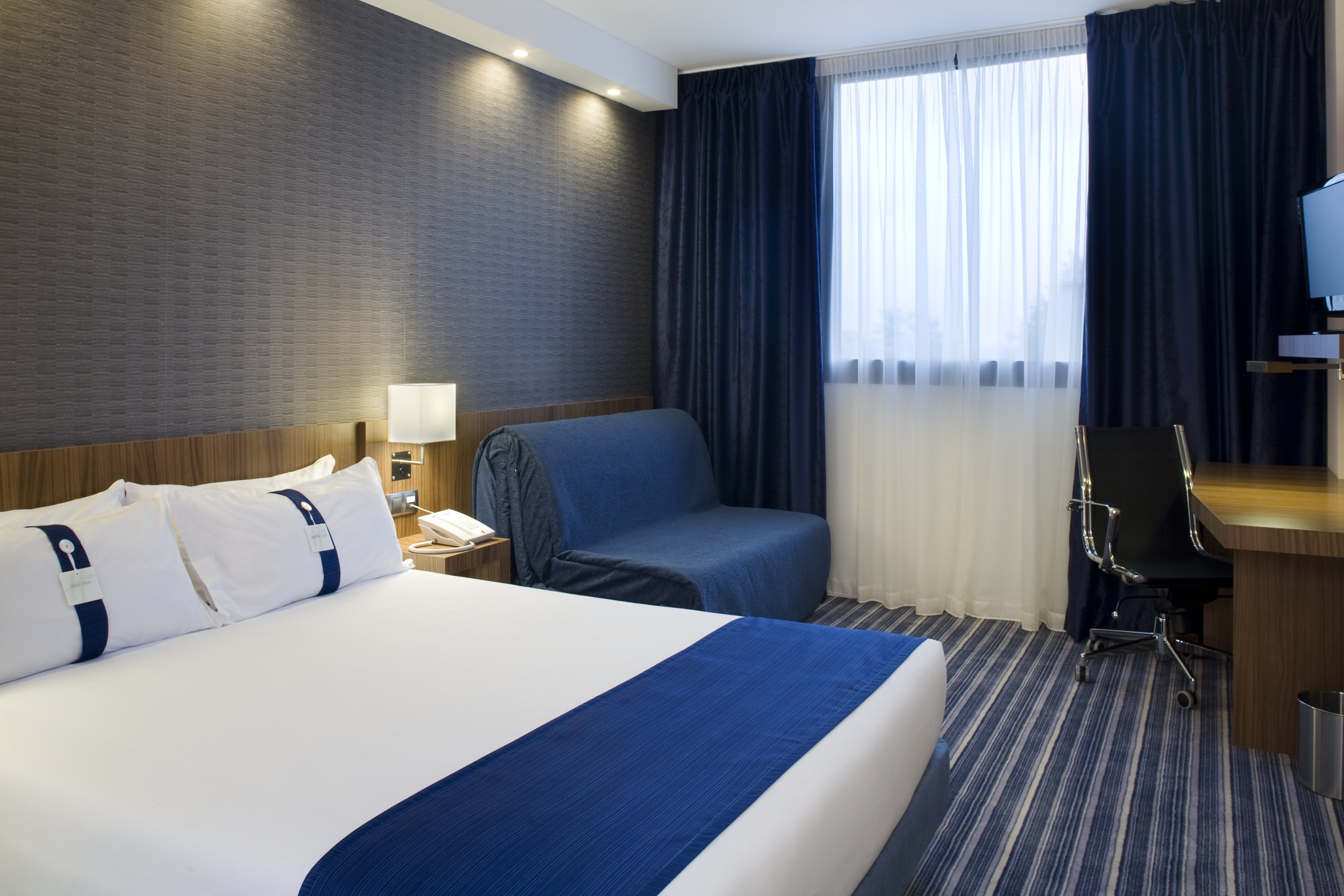 HOLIDAY INN EXPRESS ALGECIRAS-guestroom-Queen Bed Guest Room.jpg