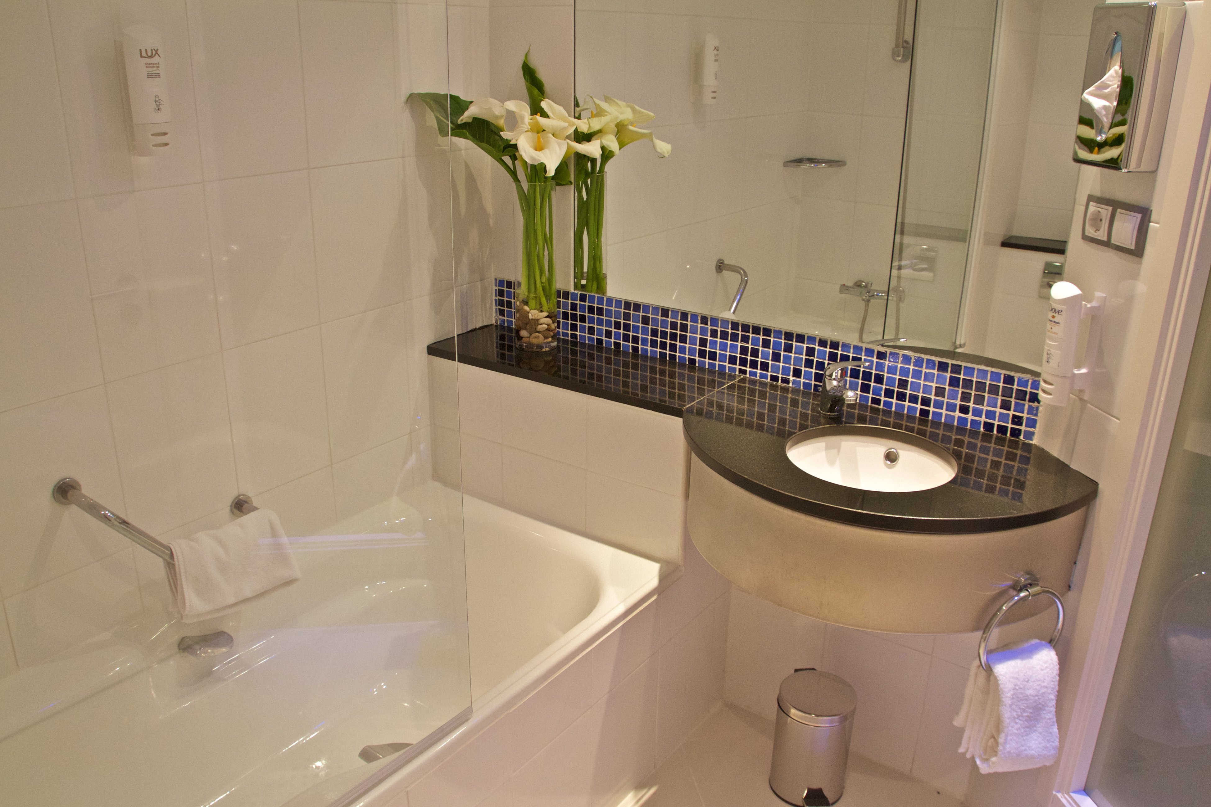 HOLIDAY INN EXPRESS ALGECIRAS-guestroom-Guest Bathroom.jpg