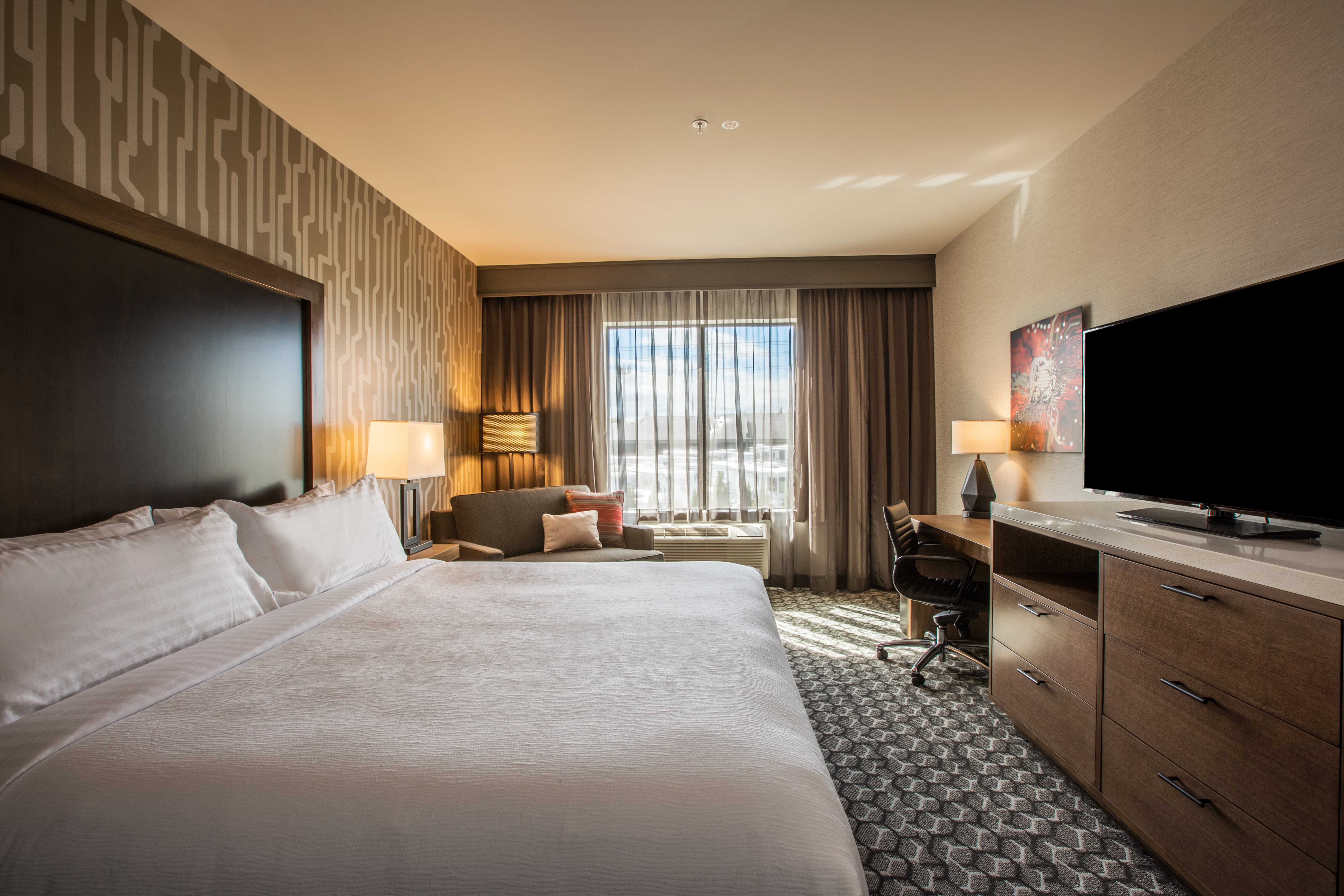 Our king guestrooms offer plenty of space to relax and work