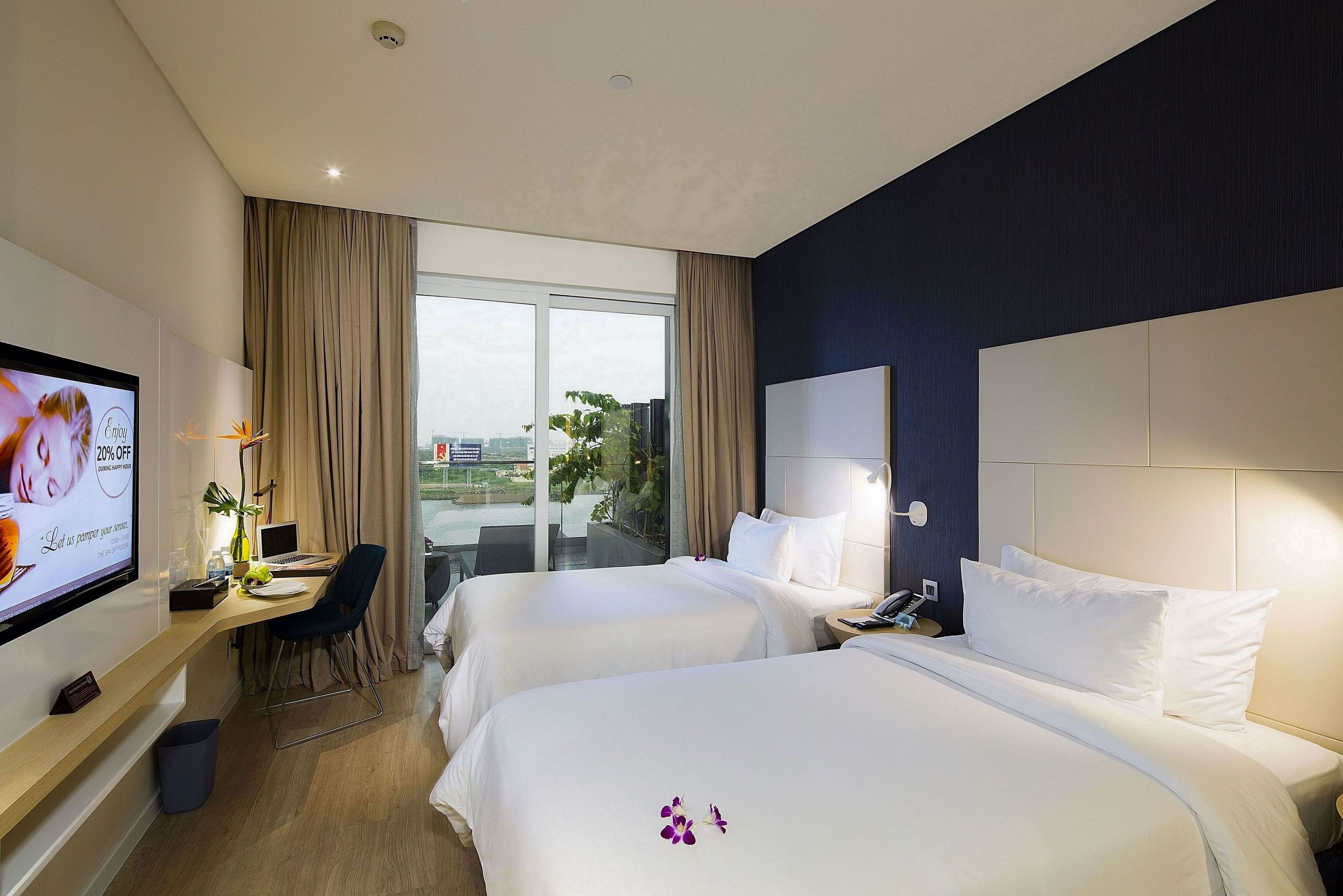 LIBERTY CENTRAL SAIGON RIVERSIDE-guestroom-Signature Double or Twin.jpg