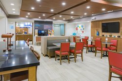  - Holiday Inn Express Southington - I-84, Exit 32