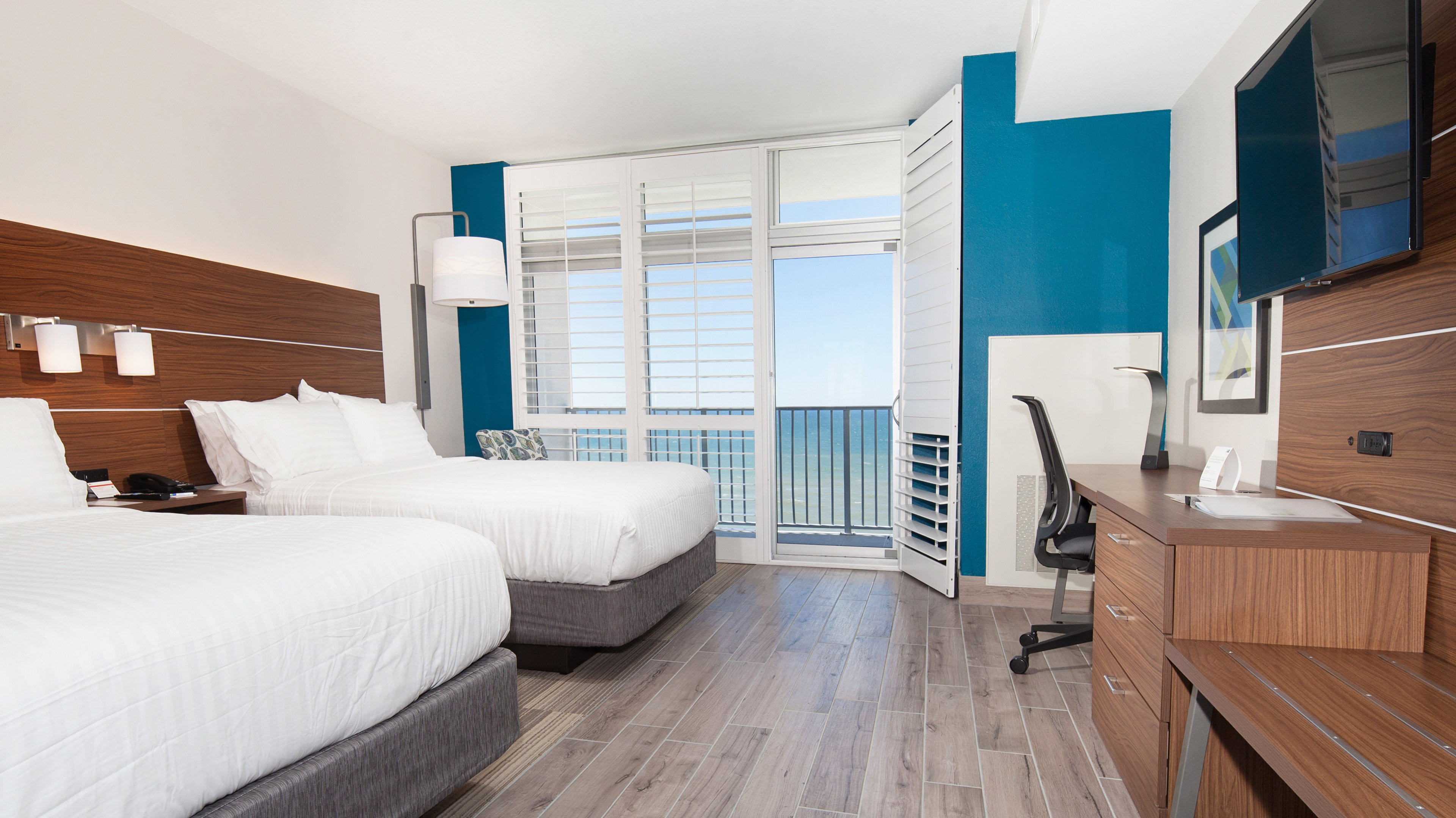 2 queen beds with set of bunk beds overlooking the Gulf of Mexico