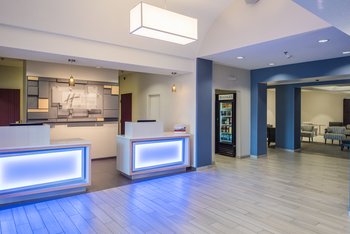 Holiday Inn Express Hotel & Suites