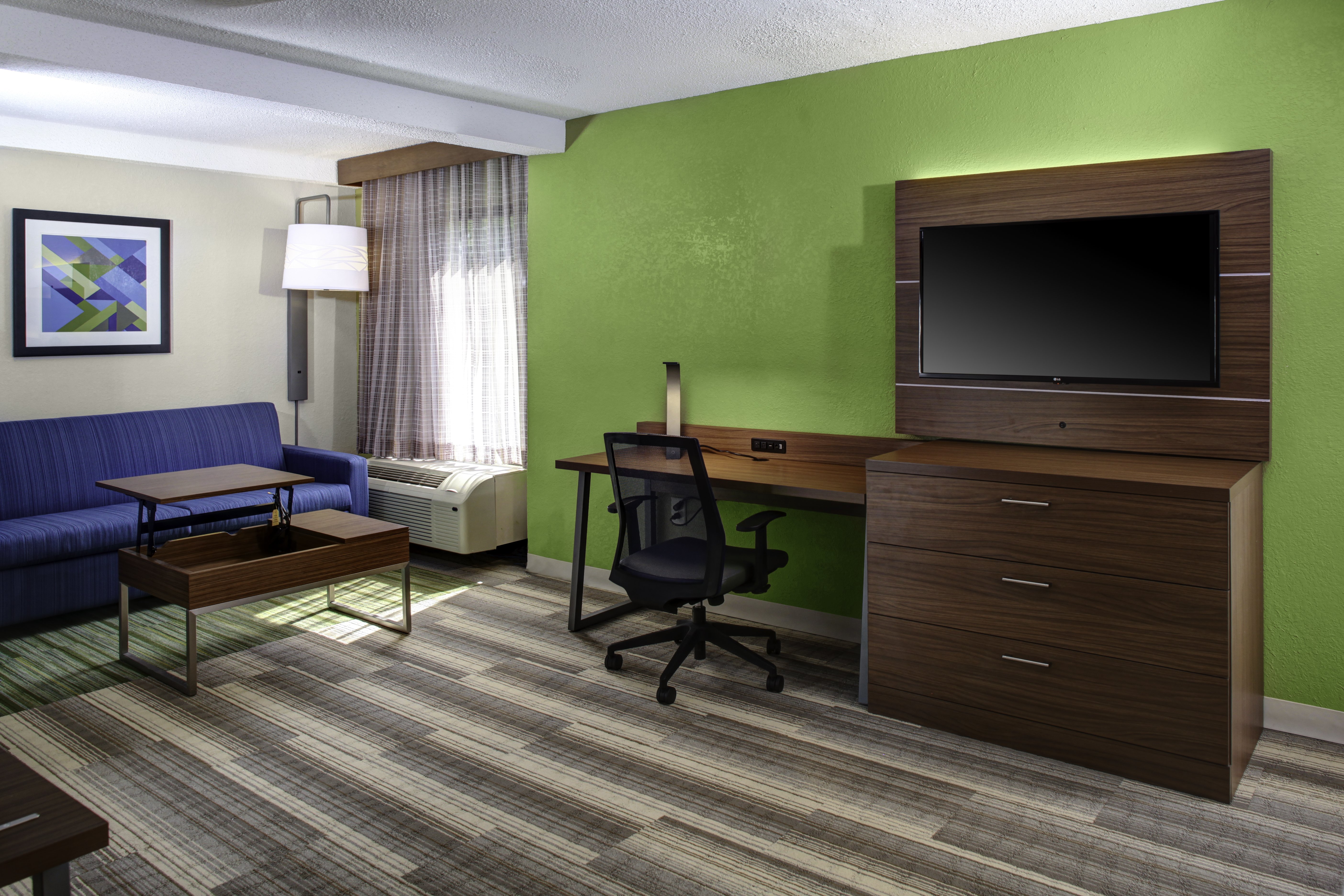 Be The Readiest for Your Work Week In Our Spacious Suite!!
