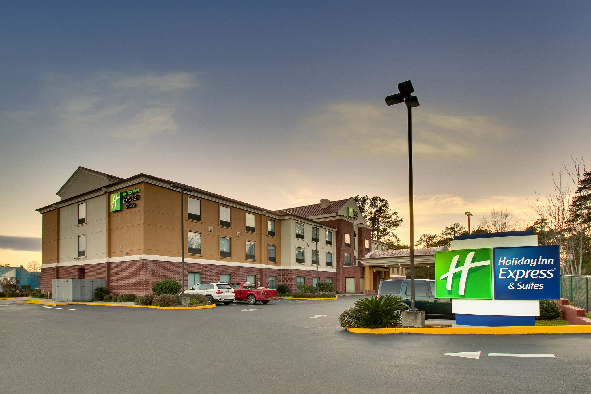 Holiday Inn Express & Suites LAUREL