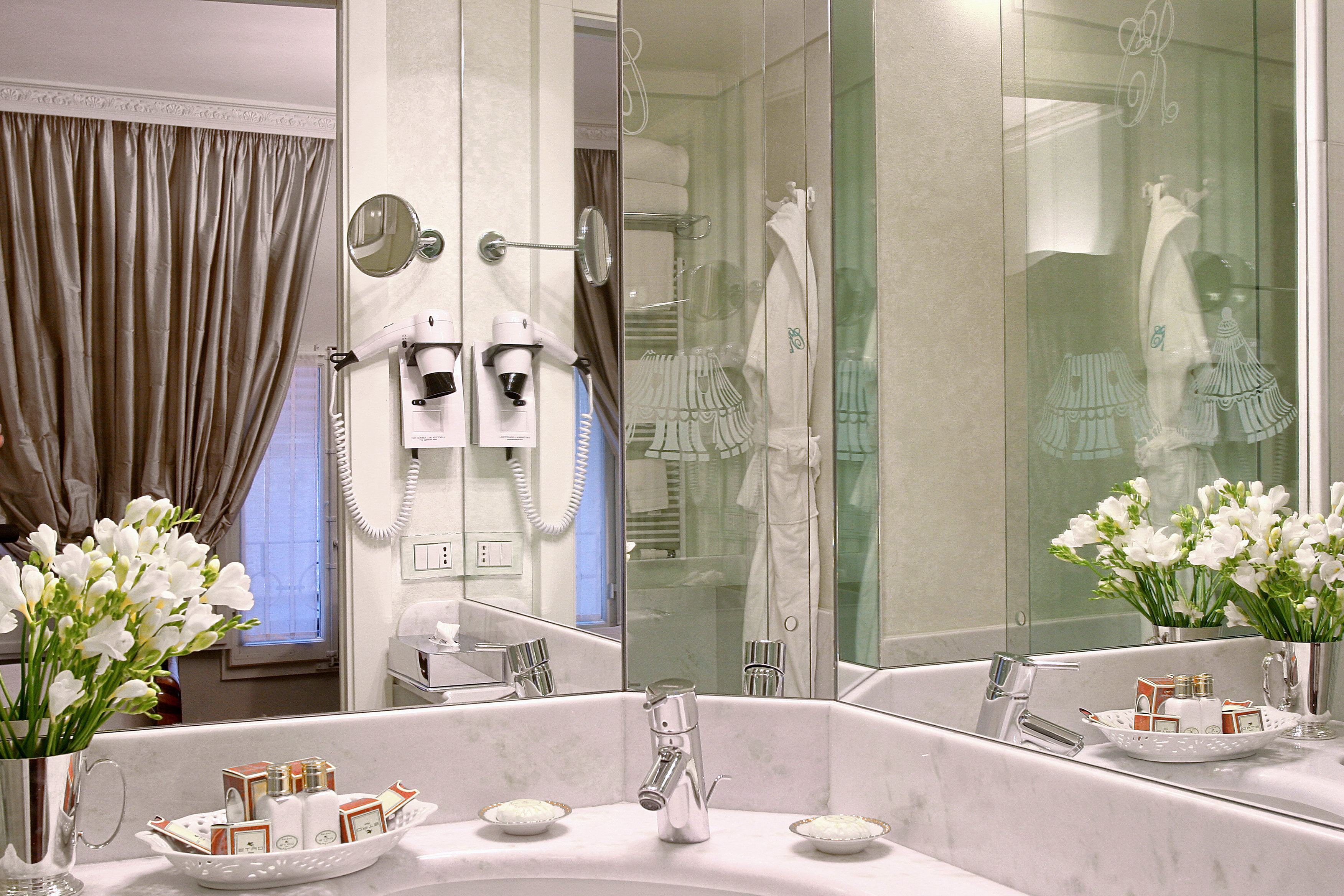 CAMPO REGIO RELAIS-guestroom-Guest Room Bathroom.jpg