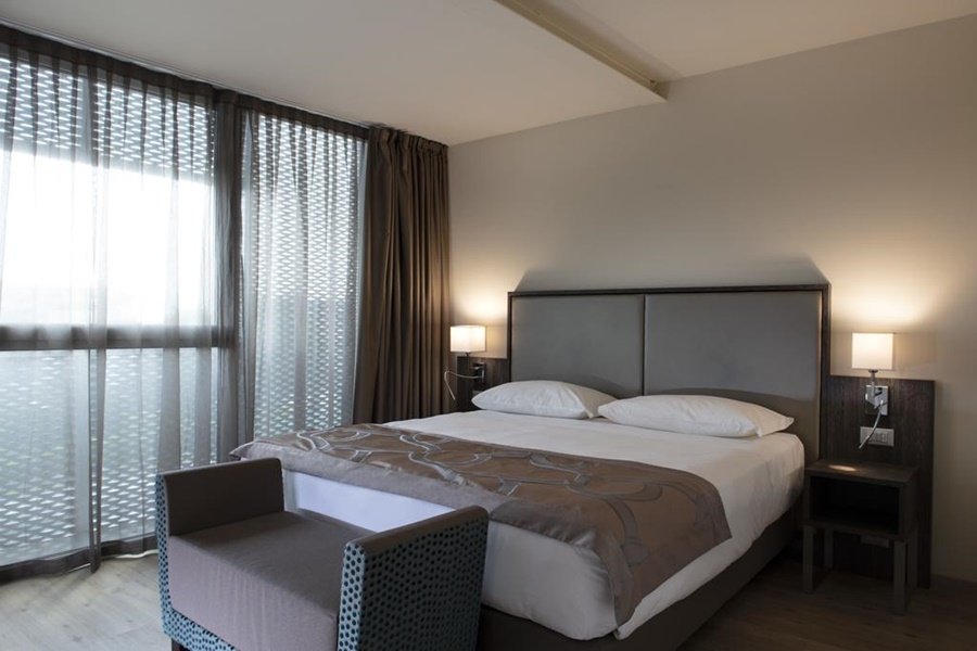 SMART HOTEL HOLIDAY-guestroom-002387 Guest Room .jpg