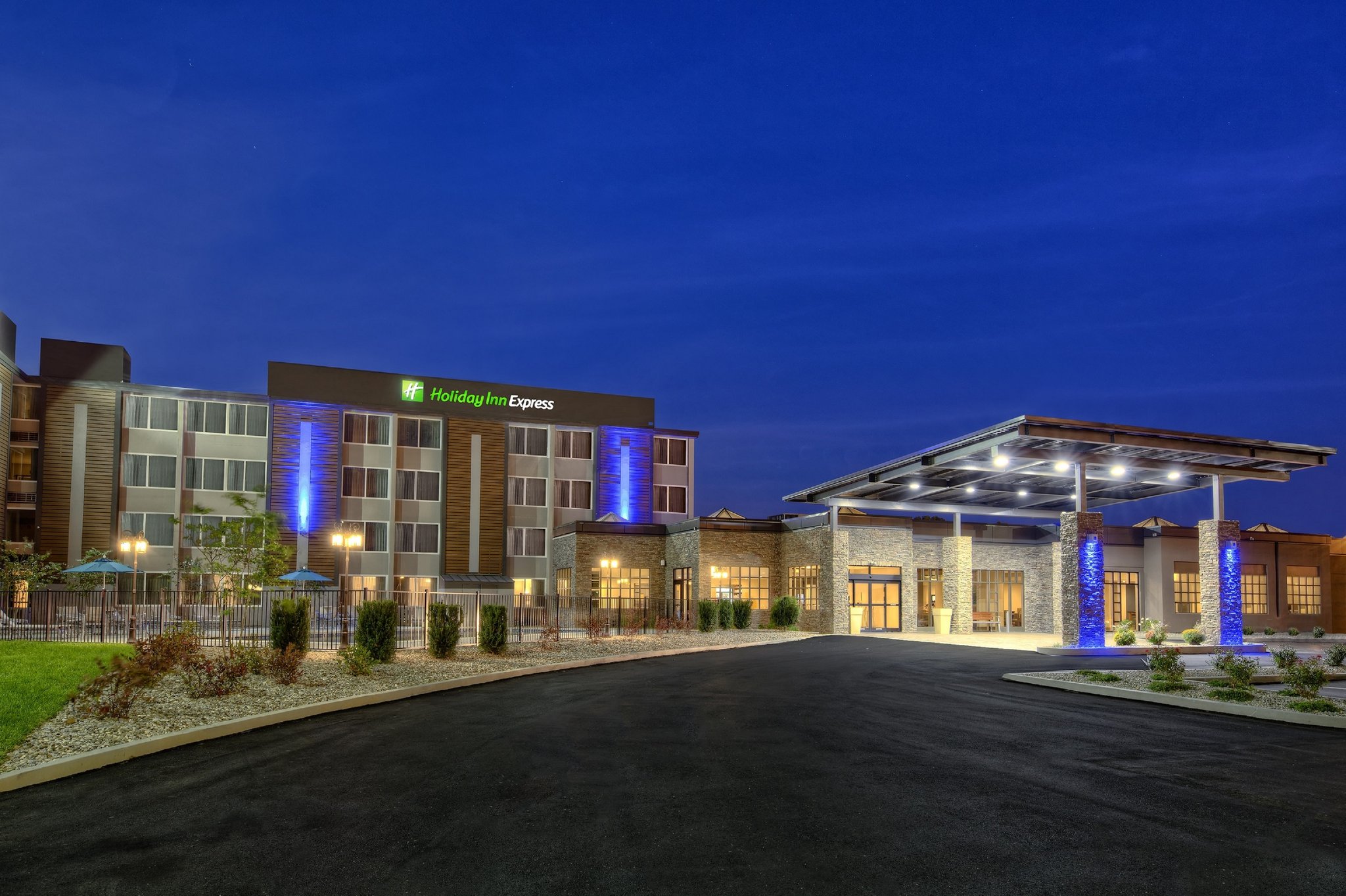 Bowman Field Airport, Louisville, Kentucky (LOU/KLOU) : FlightBridge