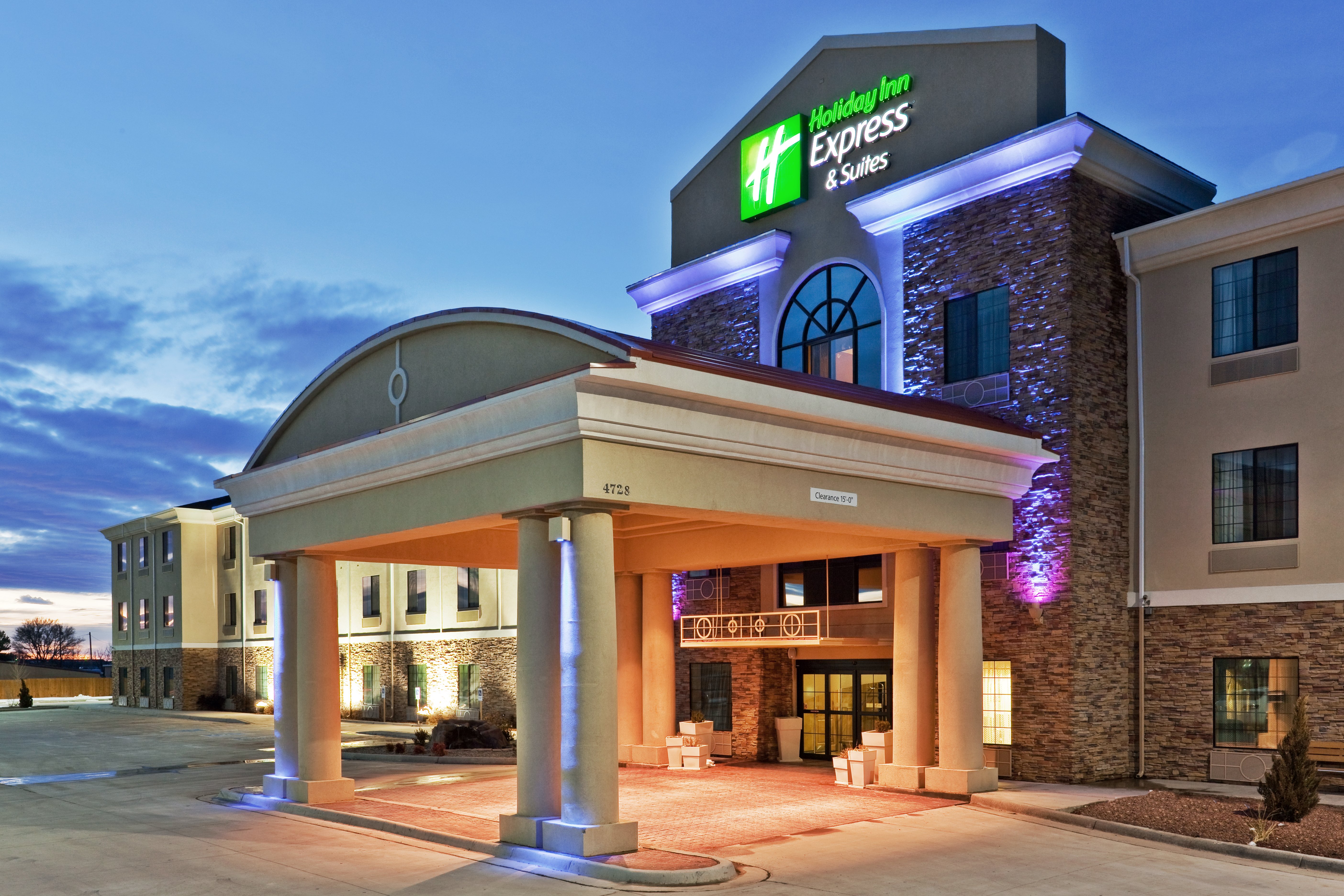 Holiday Inn Express Hotel & Suites