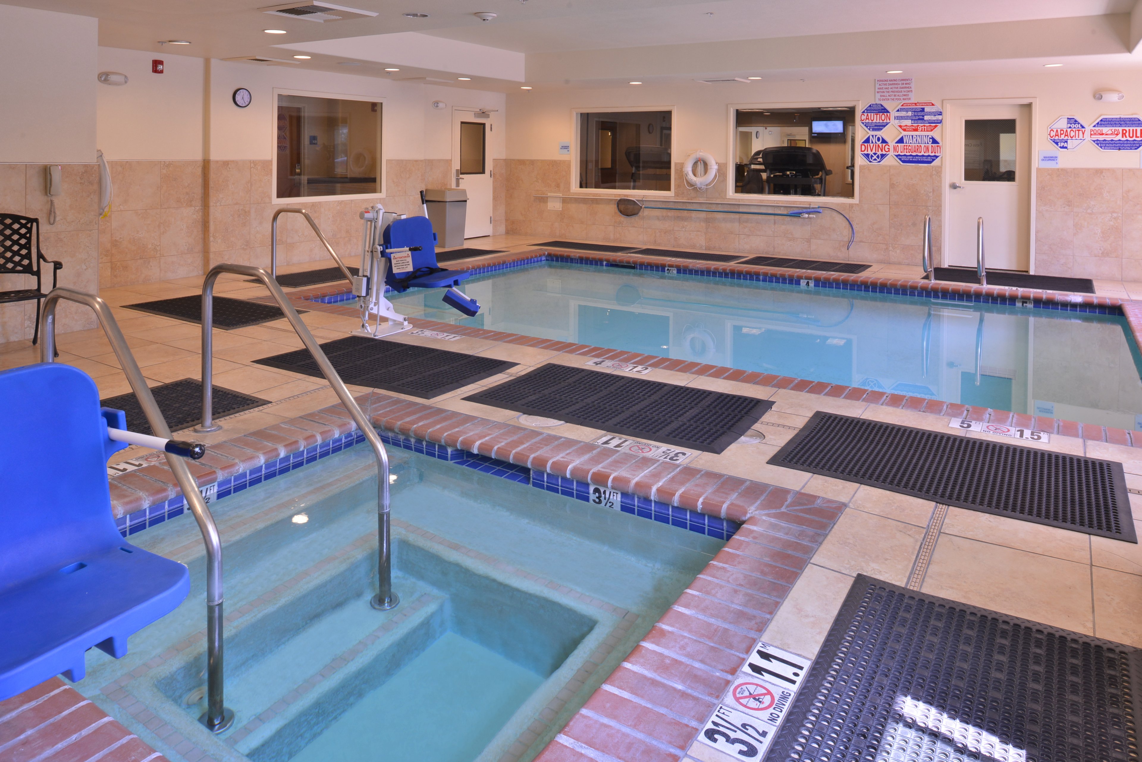 Holiday Inn Express Lincoln - Guest Indoor Swimming Pool