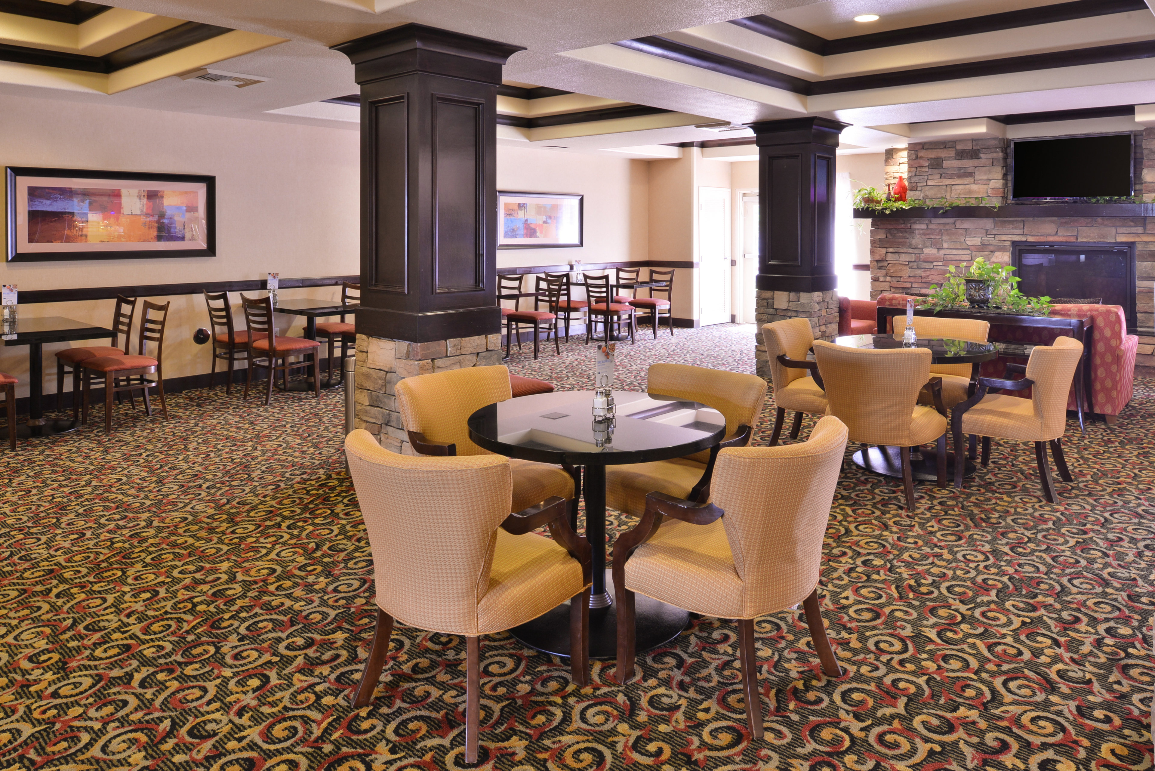 Holiday Inn Express & Suites Lincoln - Guest Breakfast Area
