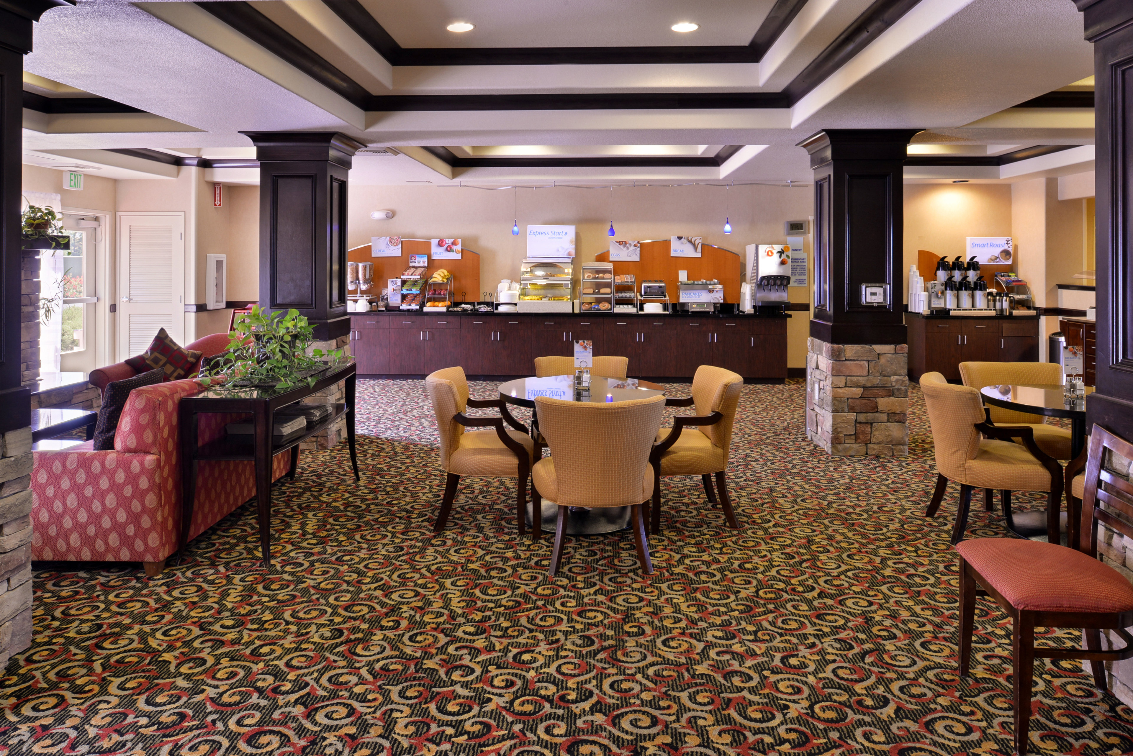 Holiday Inn Express & Sutes Lincoln - Guest Breakfast Area
