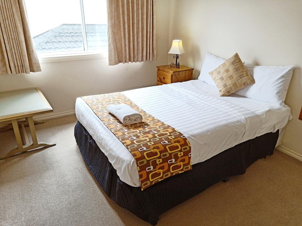 GLEN INN MOTEL AND-guestroom-Bedroom Apt Bedding.jpg