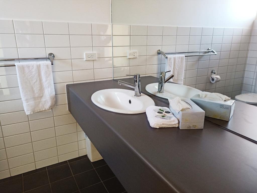 GLEN INN MOTEL AND-guestroom-Bathroom.jpg