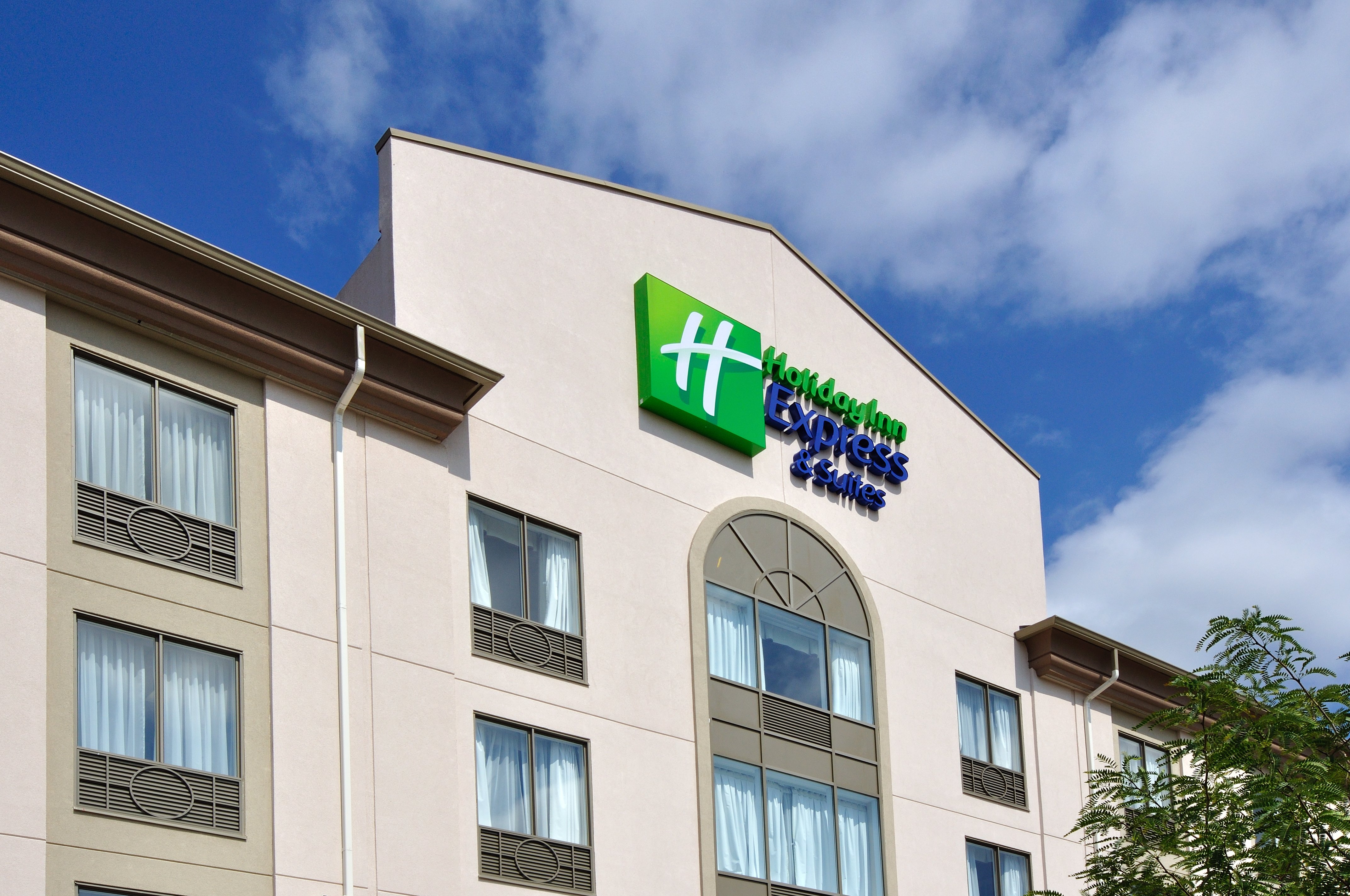 Welcome to the Holiday Inn Express Ottawa Airport