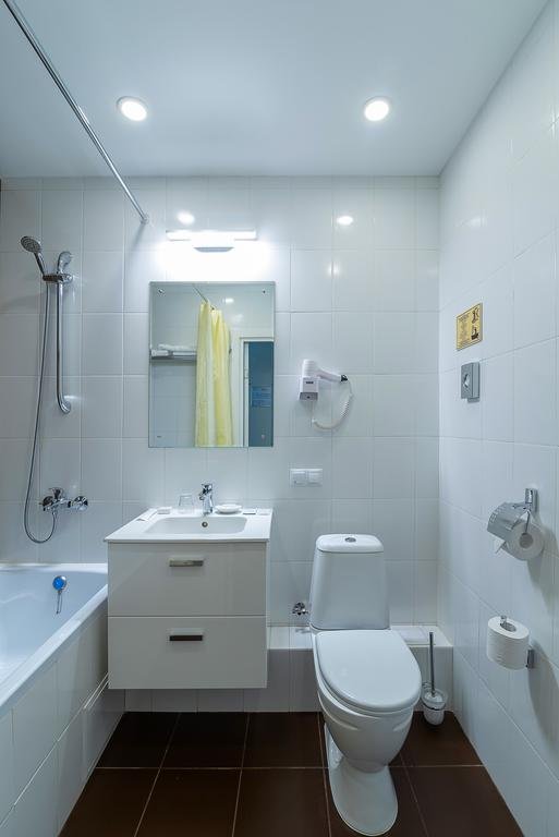EQUATOR-guestroom-Guest Room Bathroom.jpg