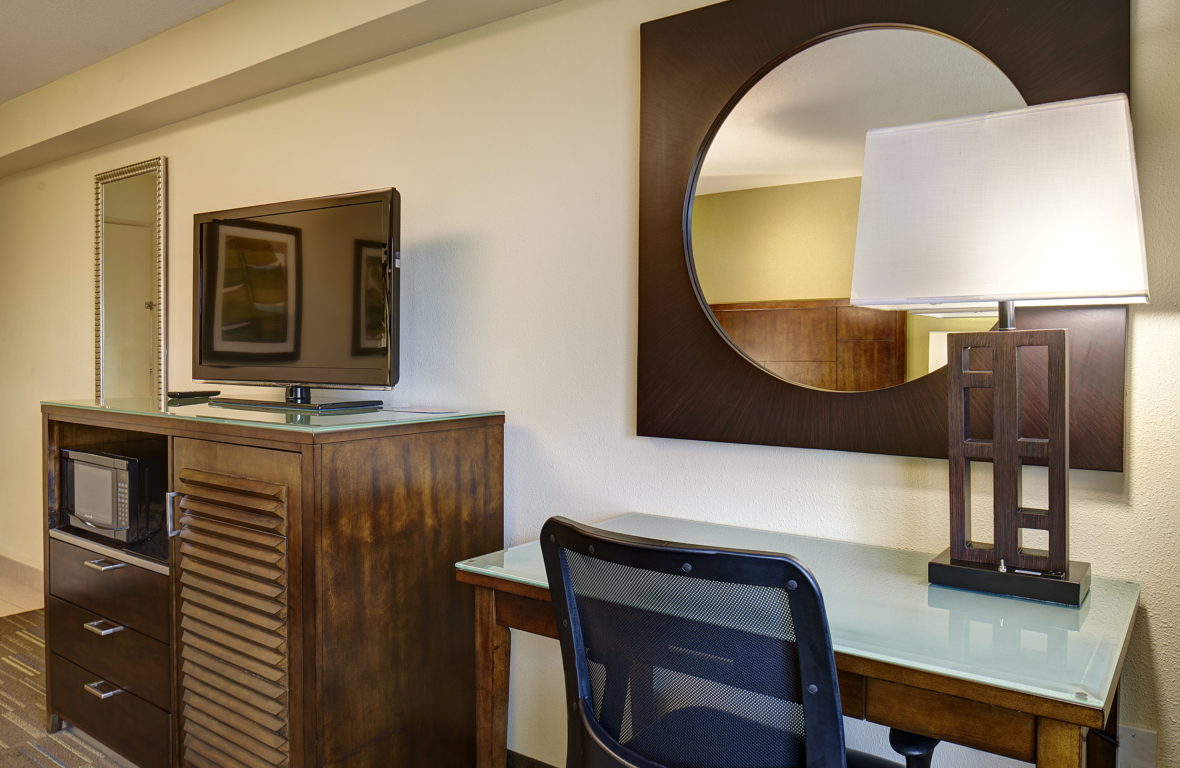 Guest rooms feature a work desk with an ergonomic chair.