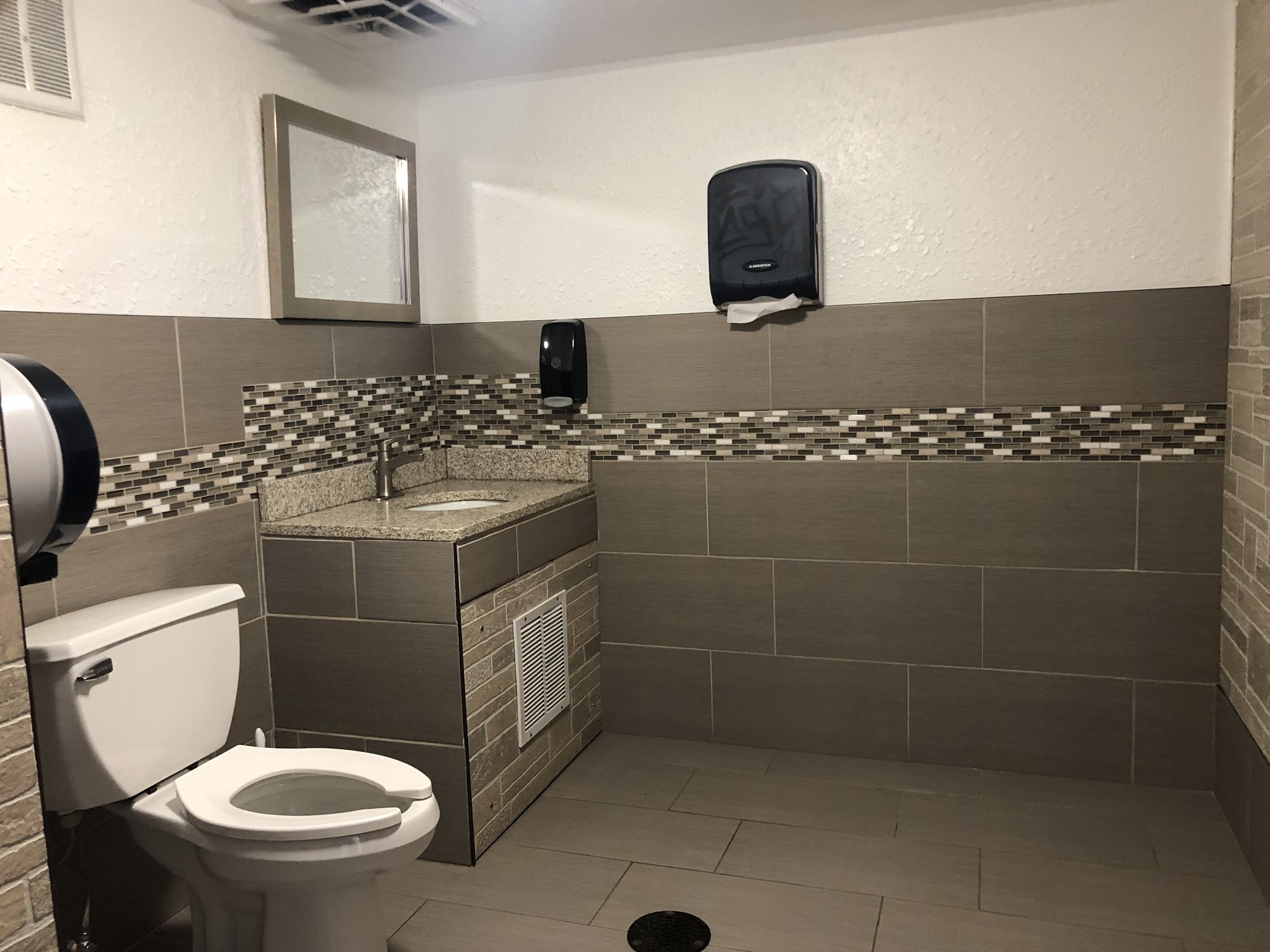 RED CARPET INN ROCHESTER-guestroom-RMNROBathroom.jpg