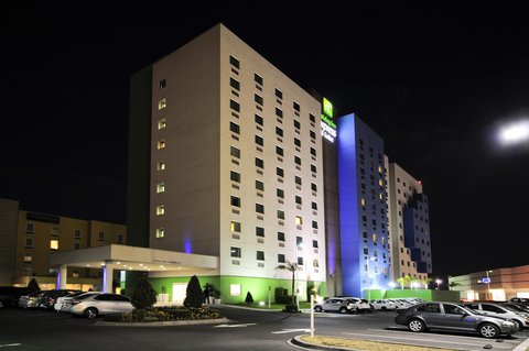 Holiday Inn Express Hotel & Suites