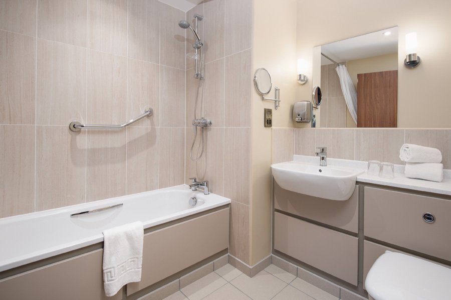 The Amble Inn-guestroom-Bathroom.jpg