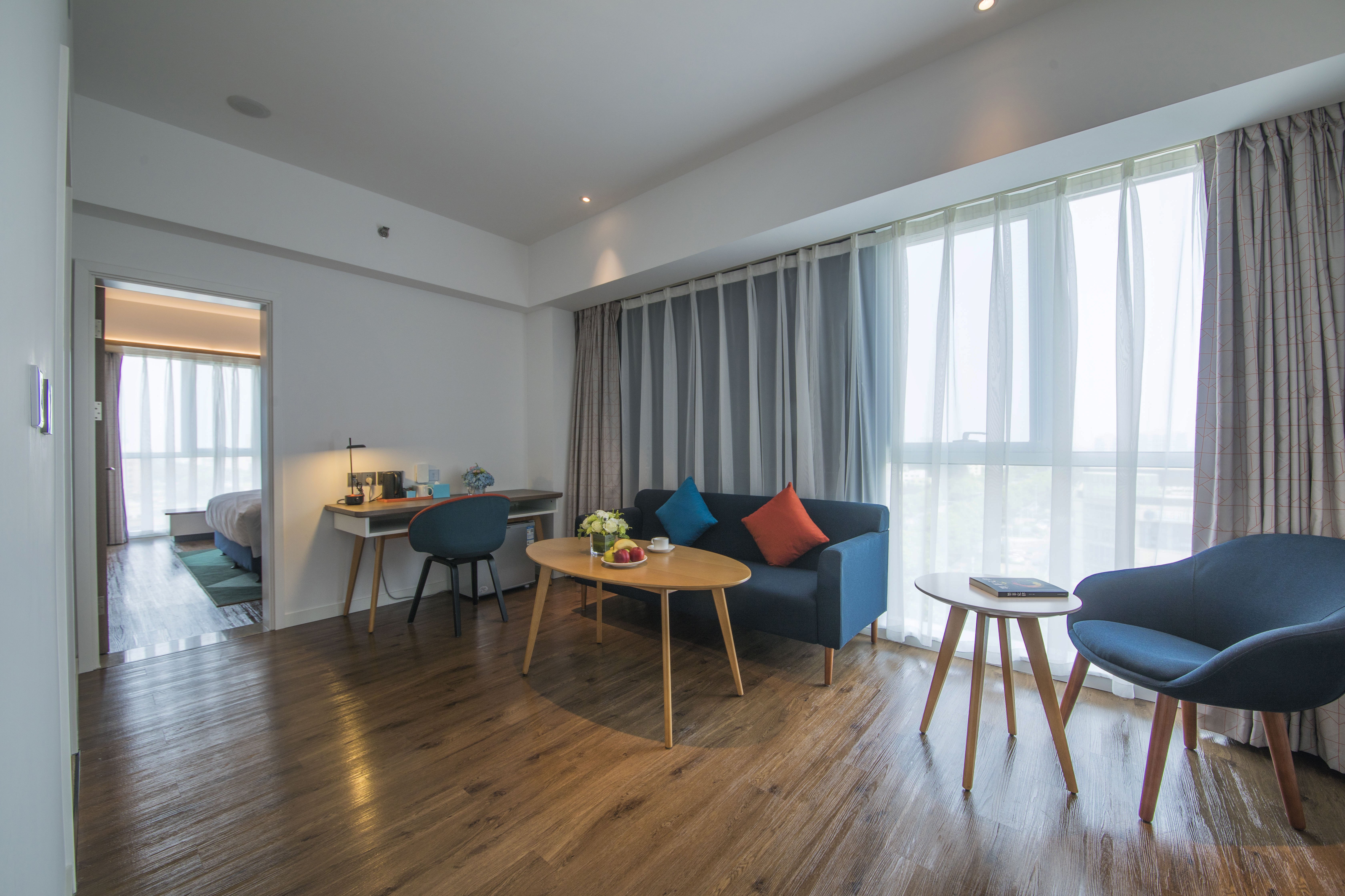 HOLIDAY INN EXP CHENGYANG CENTRAL B-guestroom-Suite Room.jpg
