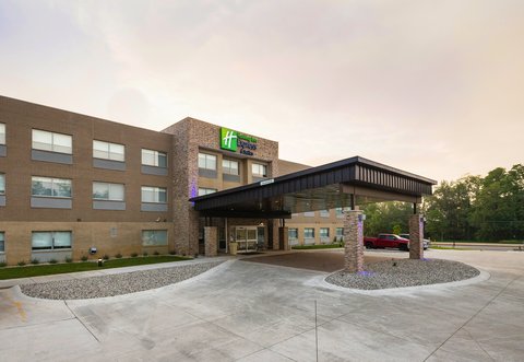 Holiday Inn Express & Suites Portage, complimentary parking