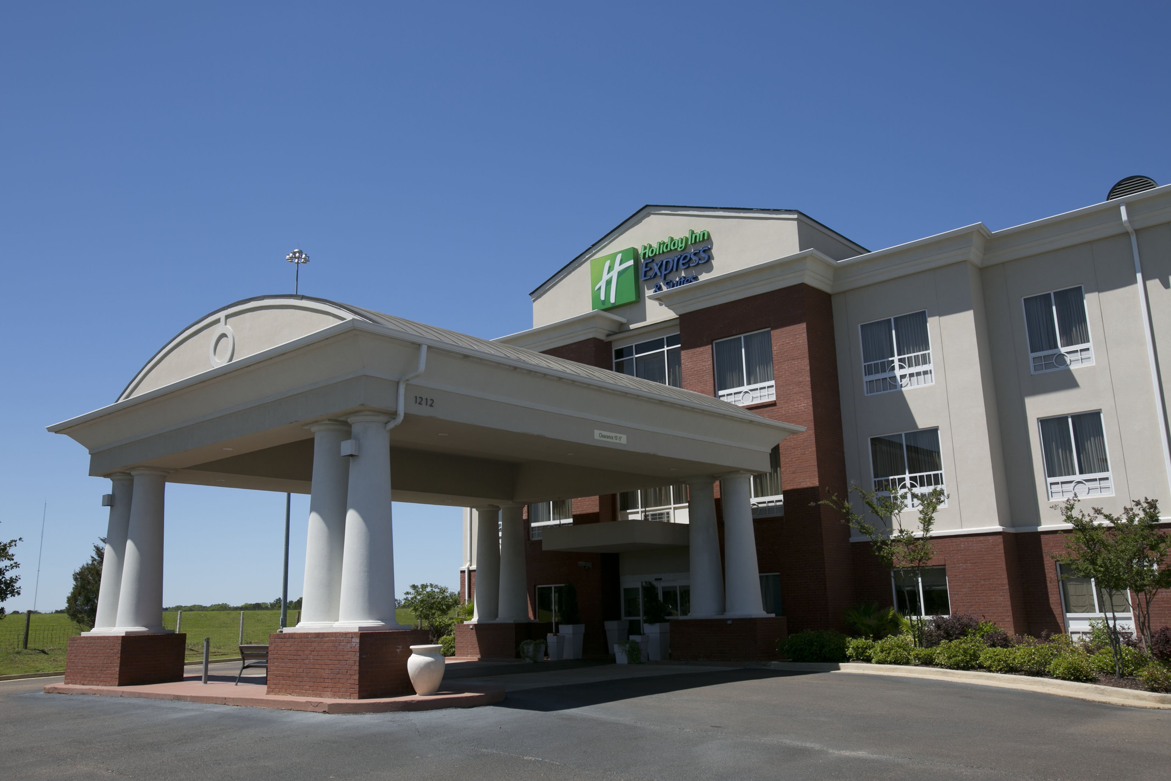  Holiday Inn Express Brookhaven MSThe hotel's grand entrance. 