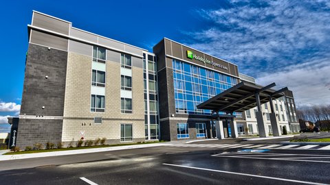 Holiday Inn Express & Suites Vaudreuil-Dorion - Hotel Exterior Day
