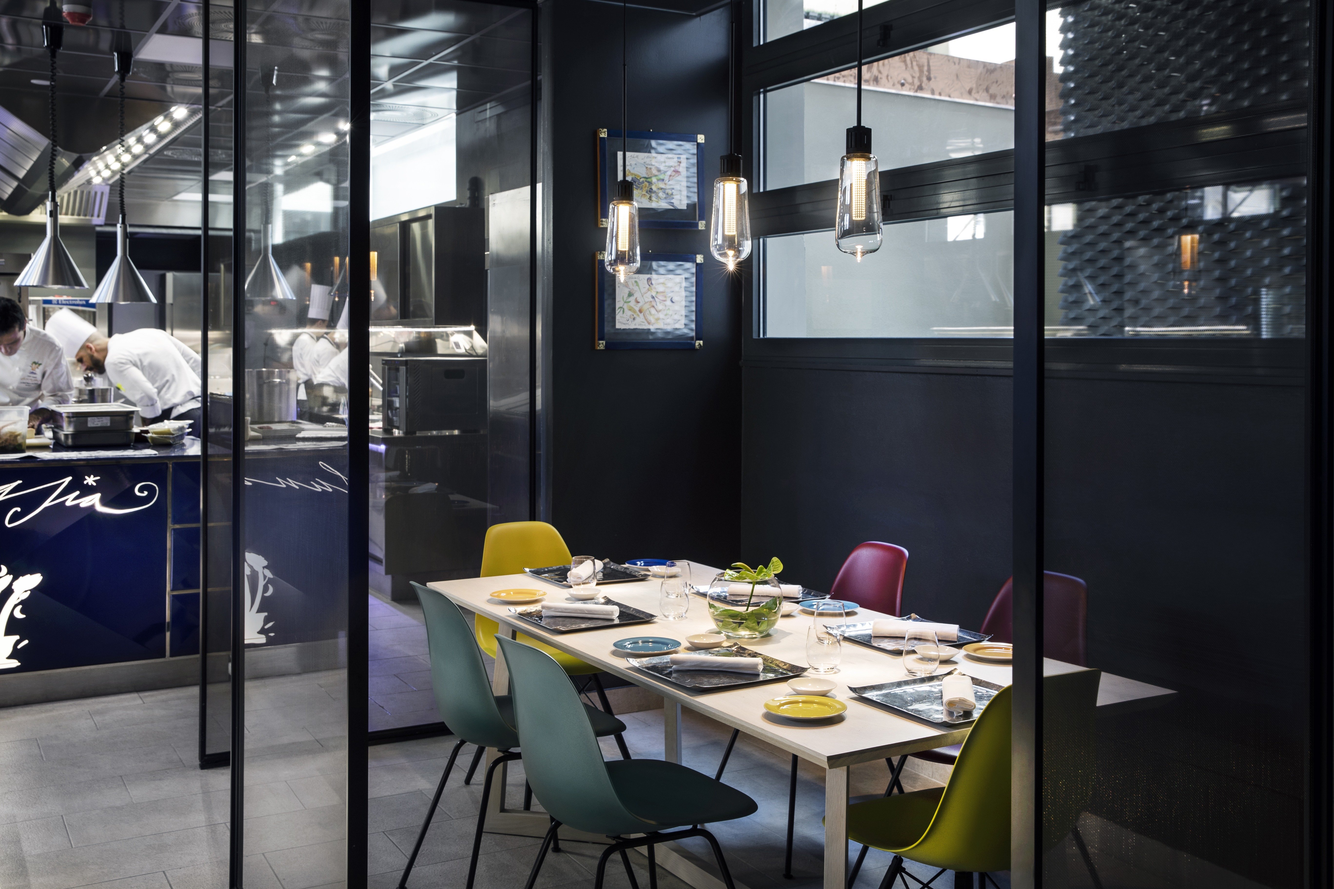 Hotel Plaza e de Russie-guestroom-Kitchen.jpg